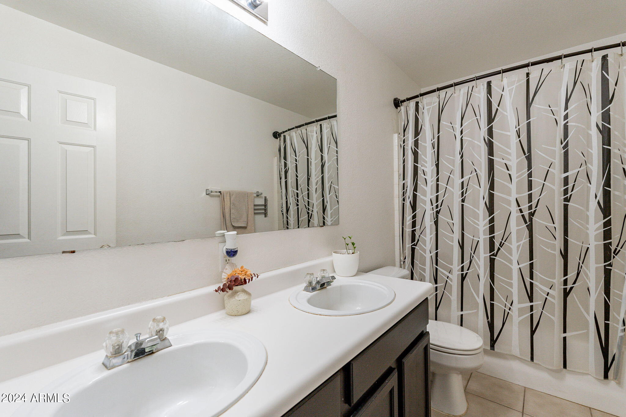 1410 E AVENIDA ISABELA --