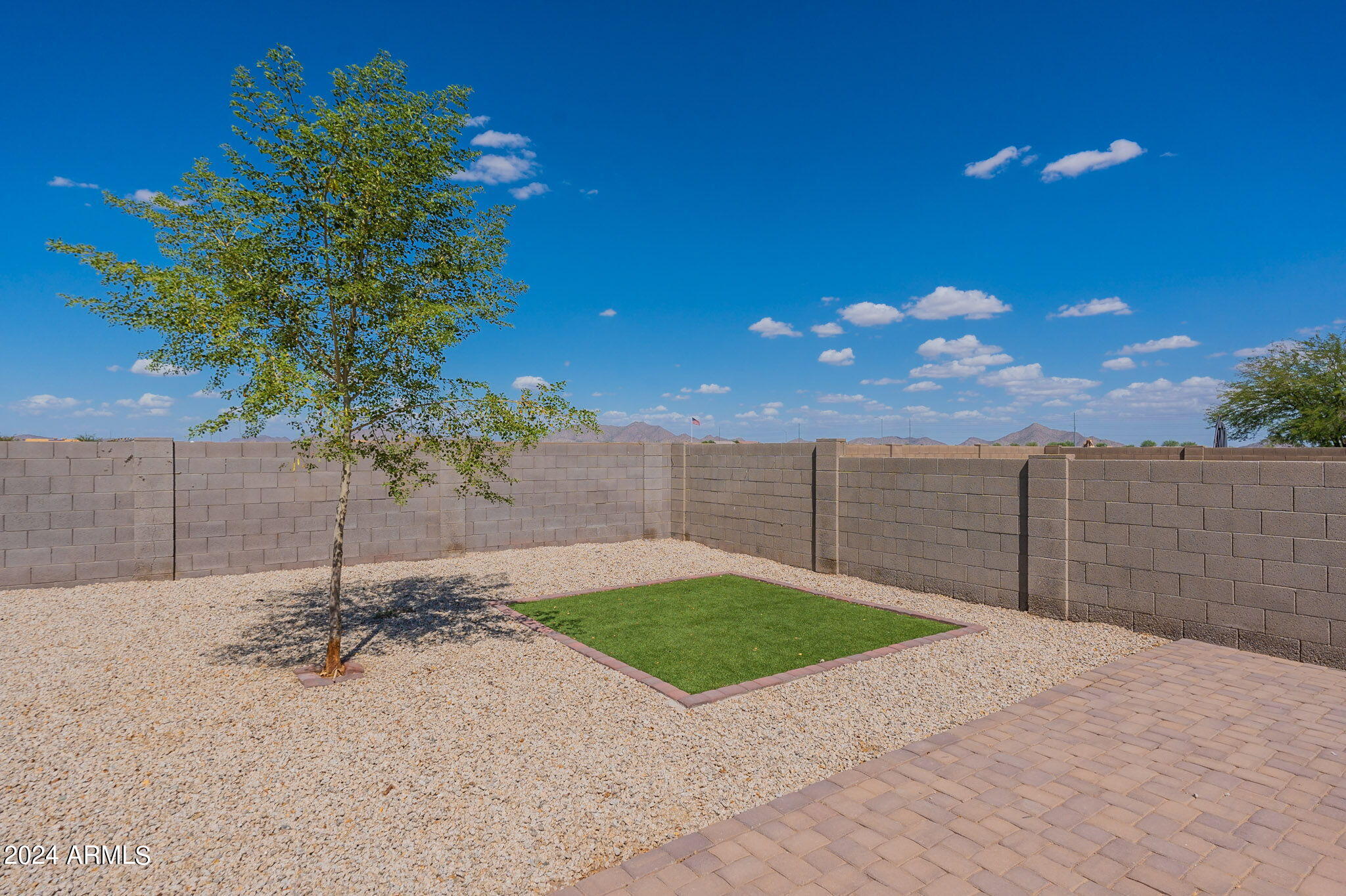 1410 E AVENIDA ISABELA --