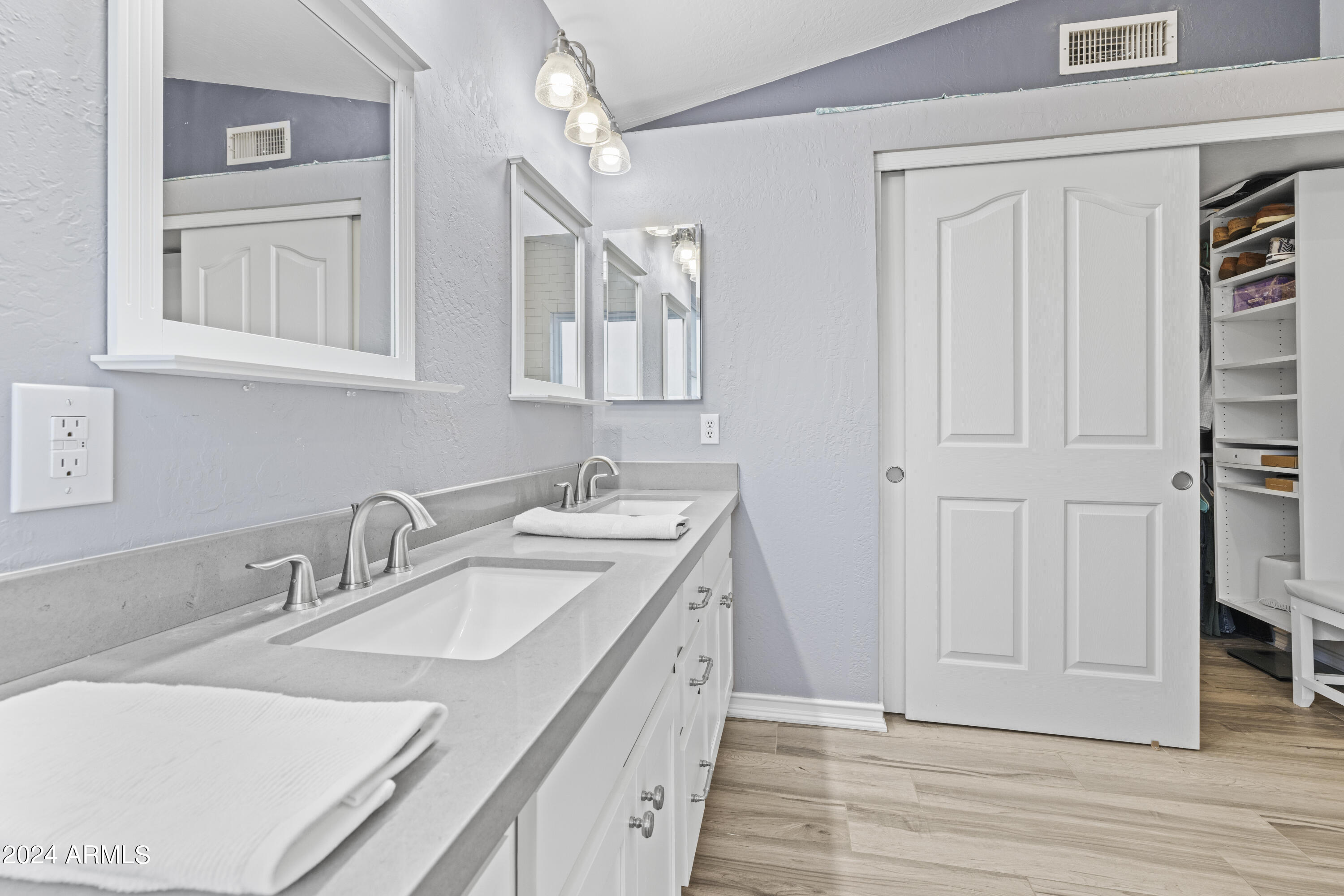 406 E GLENHAVEN Drive