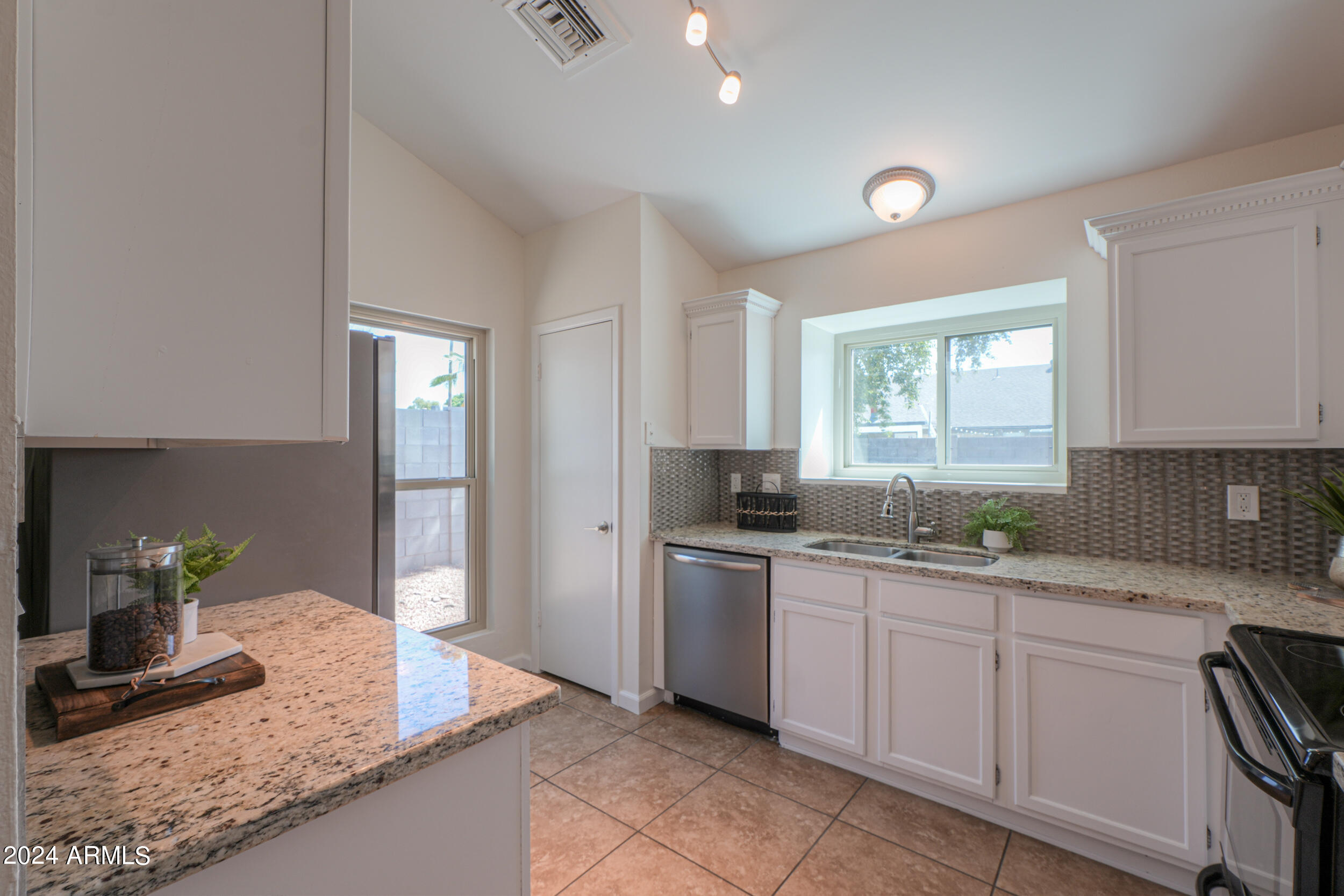 1807 W SHAWNEE Drive