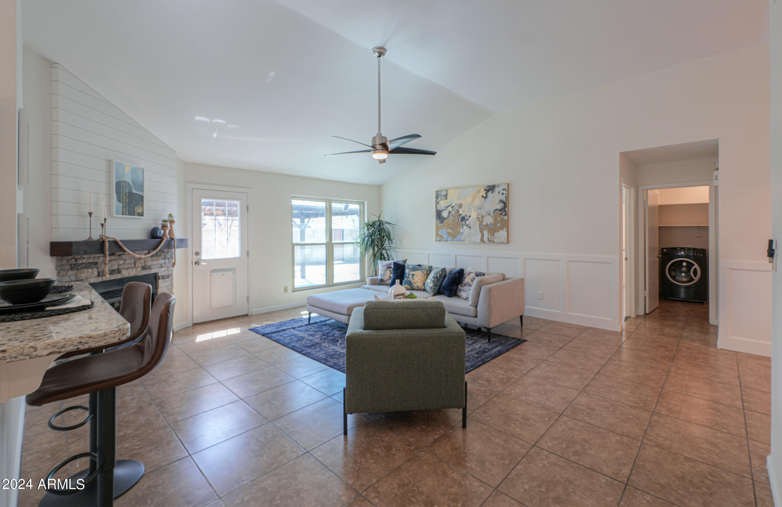 1807 W SHAWNEE Drive