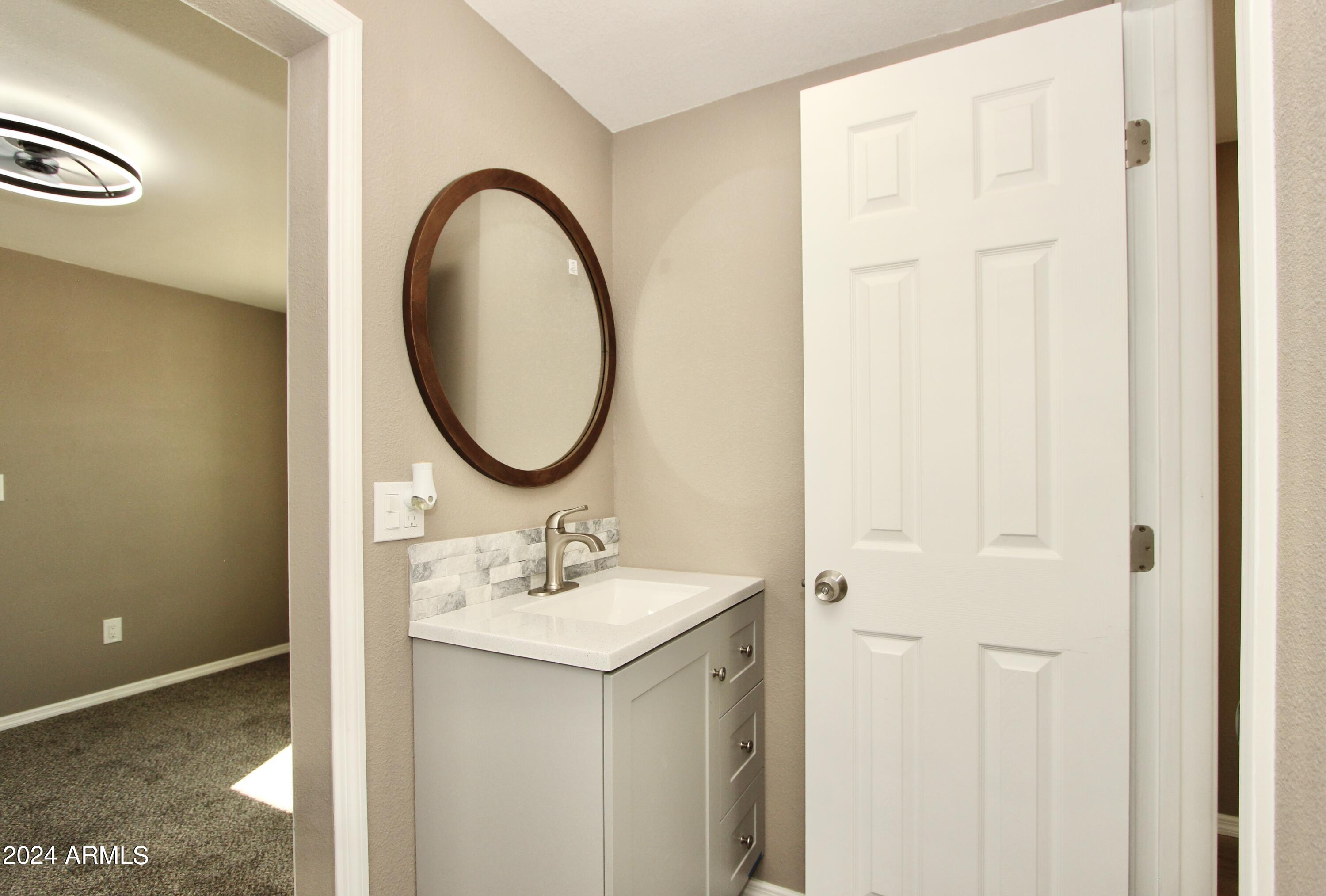 865 W SADDLE BUTTE Street