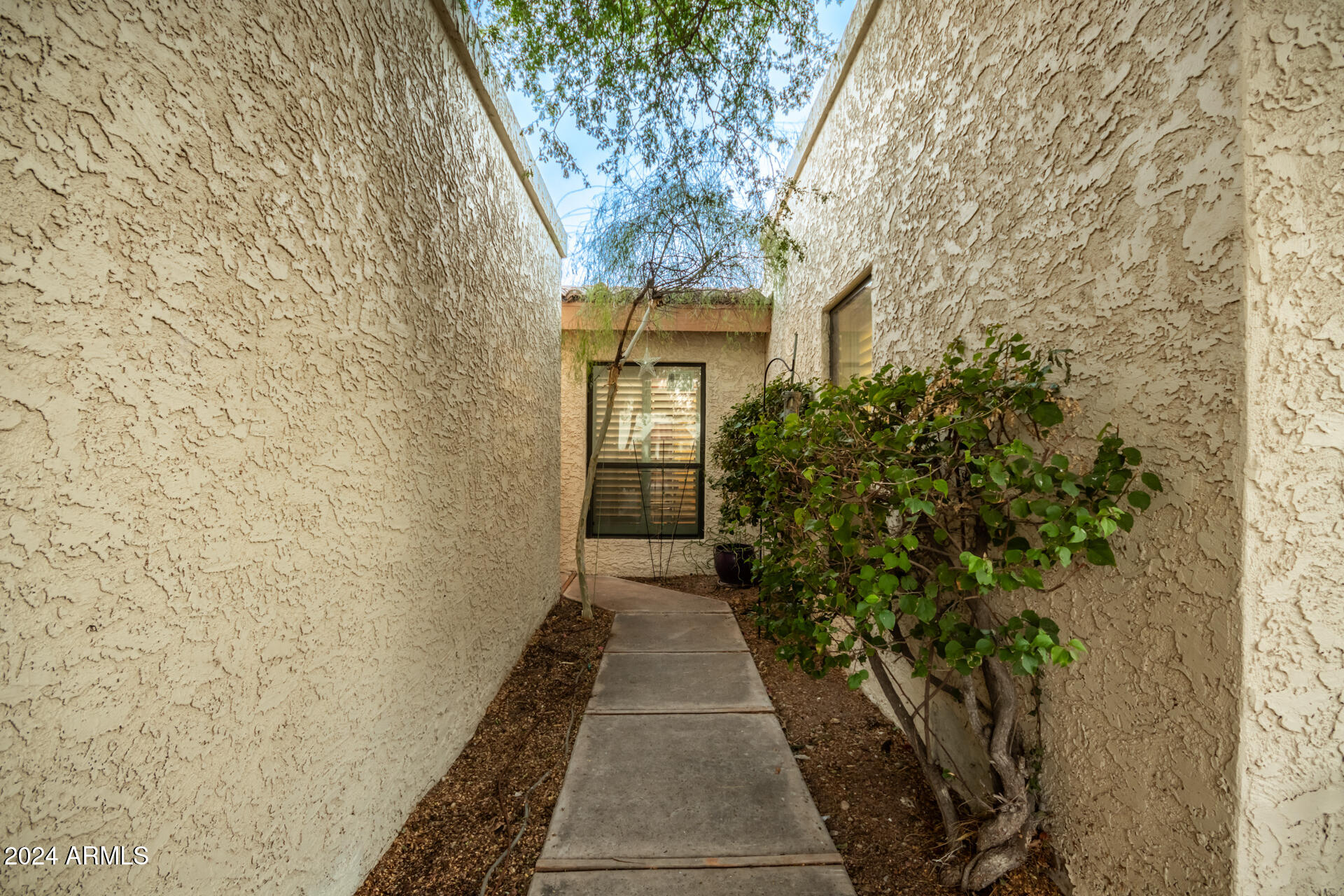 4709 E WINSTON Drive