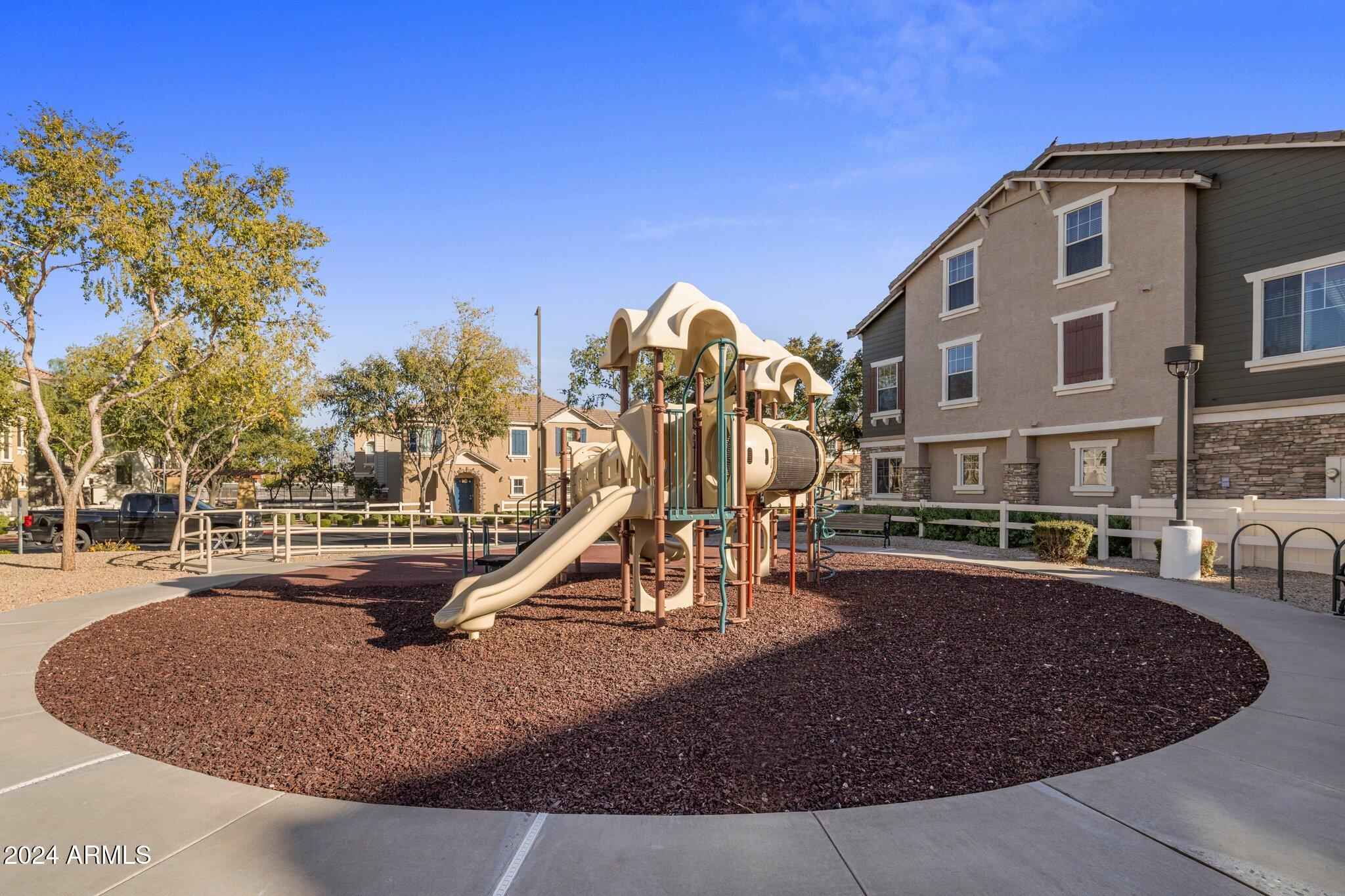 158 W COMMERCE Court