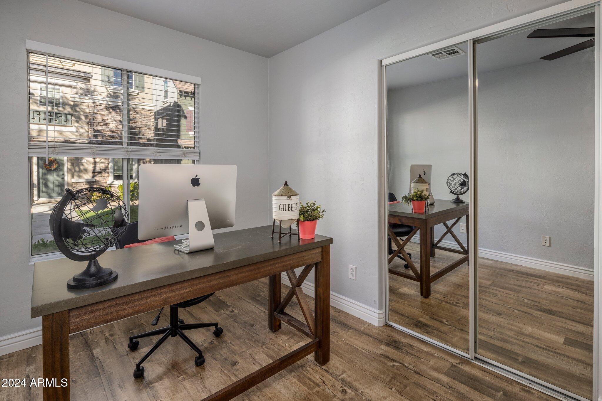 158 W COMMERCE Court