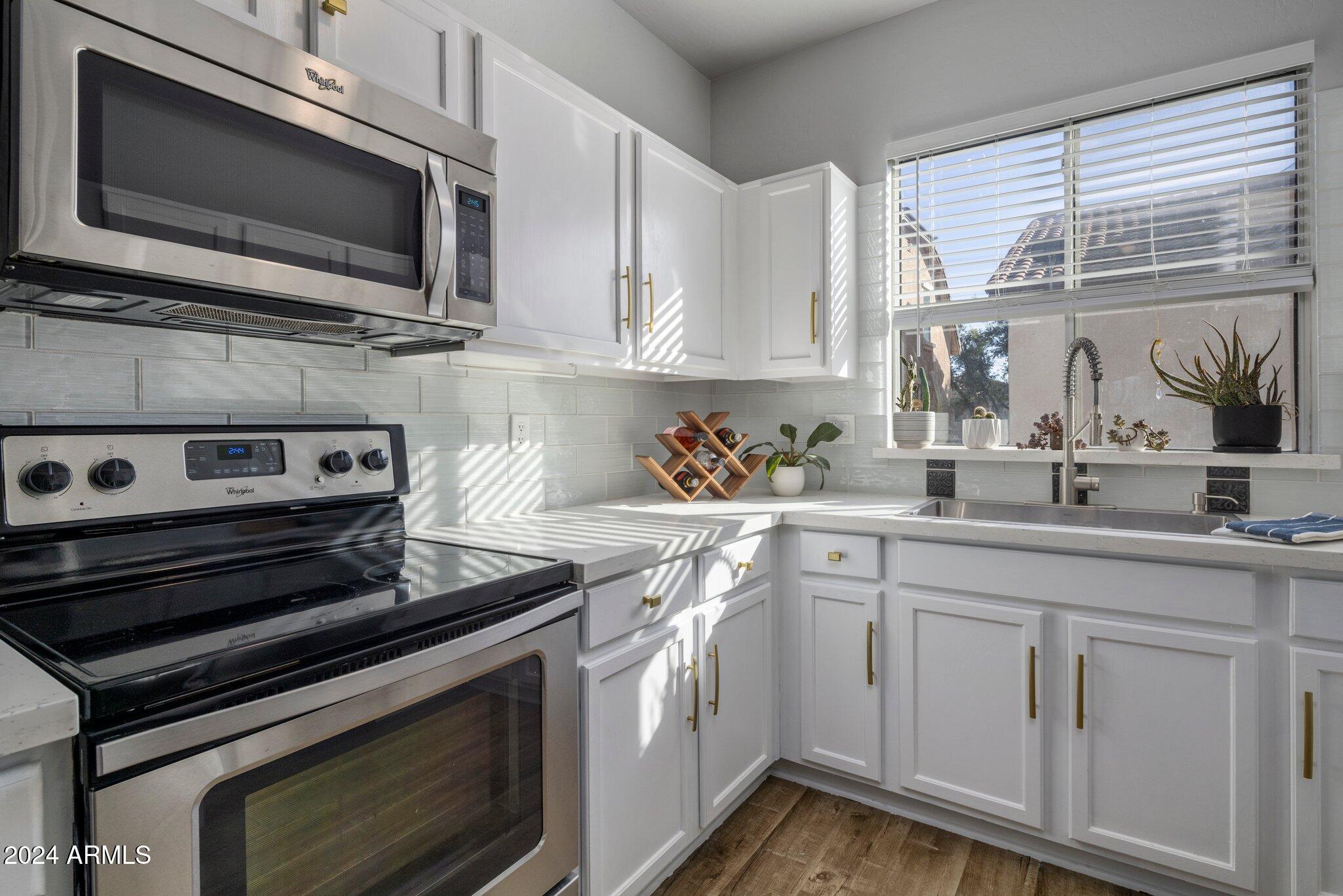 158 W COMMERCE Court