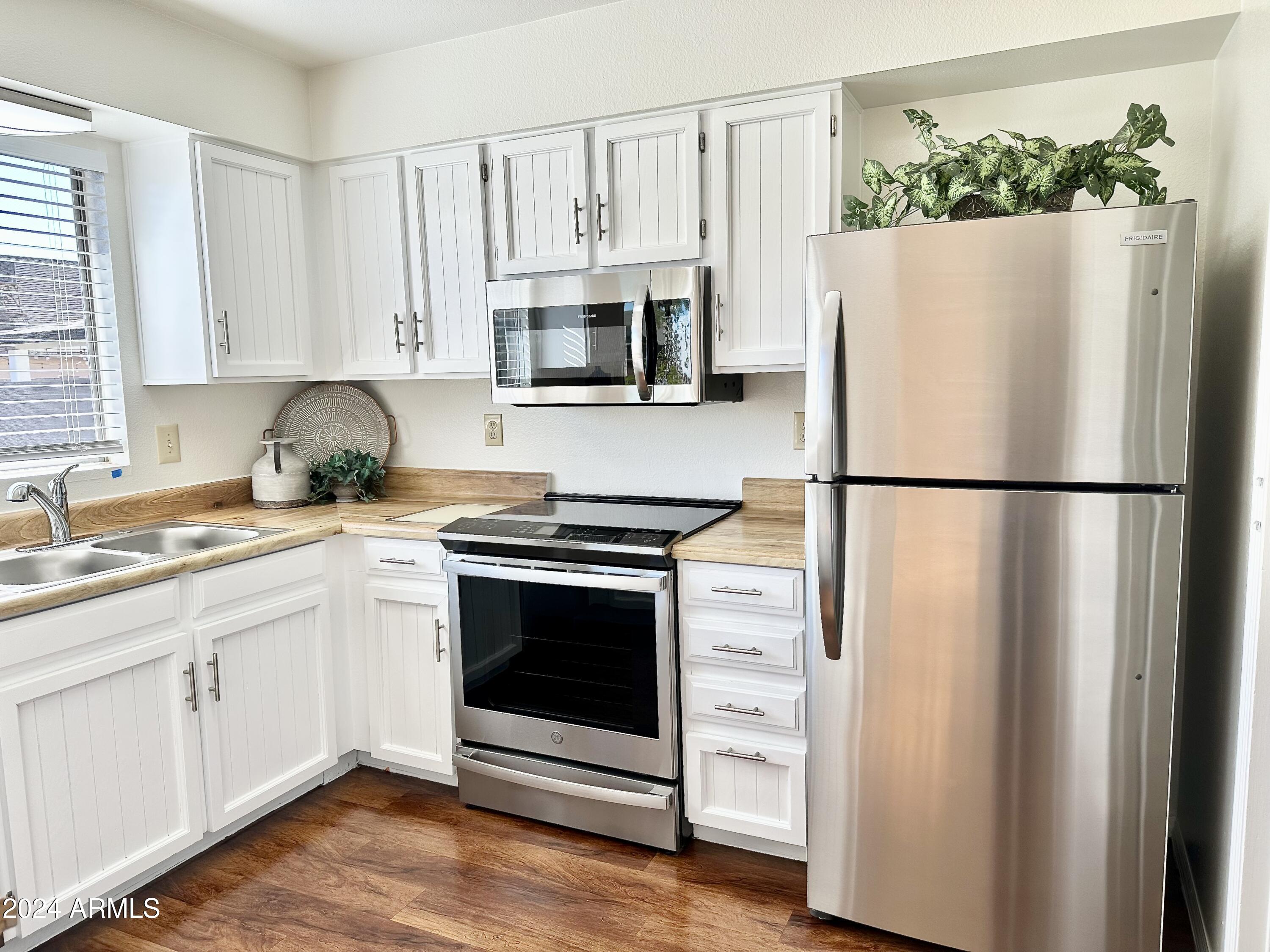 1511 W CHEYENNE Drive