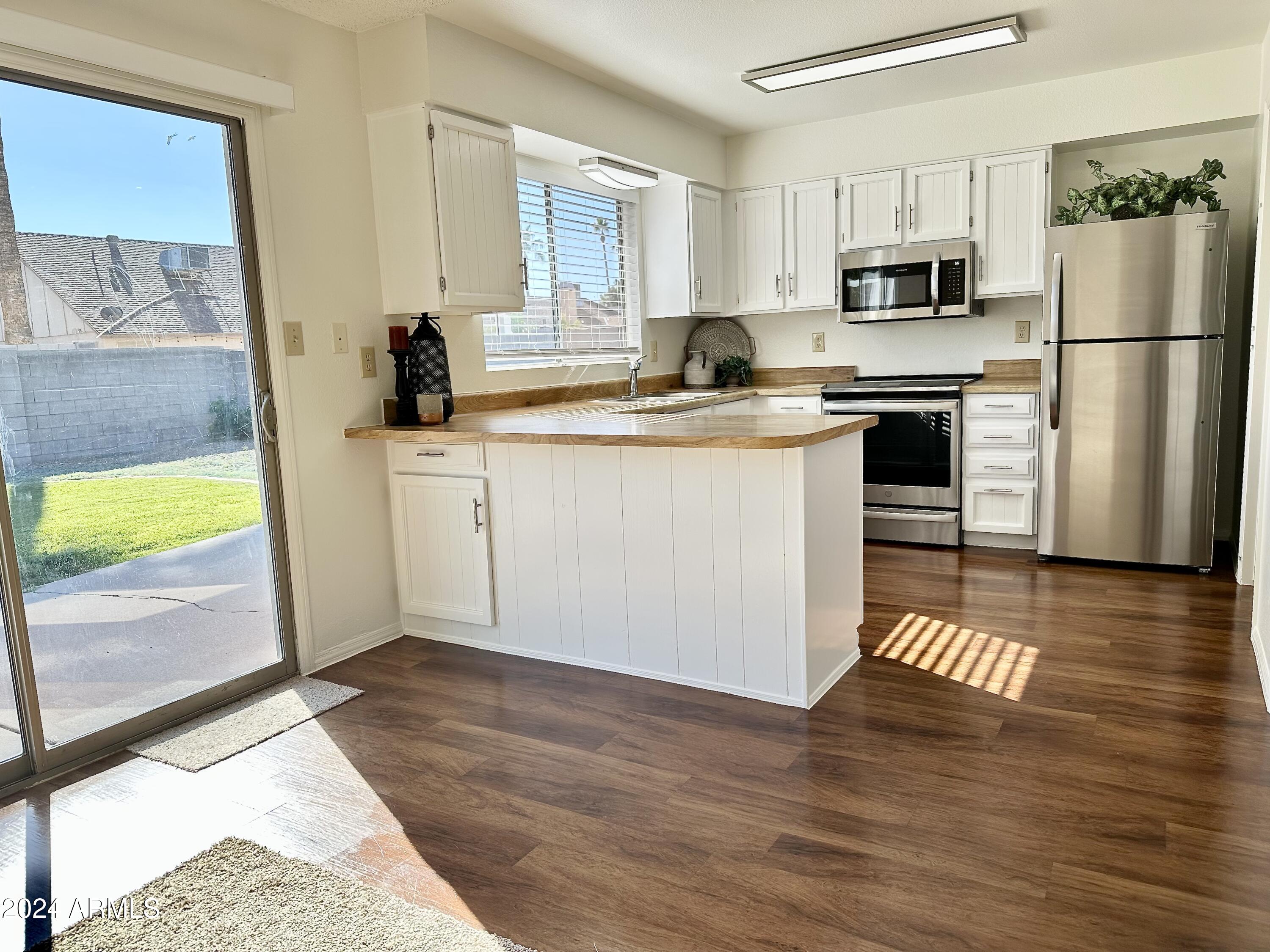 1511 W CHEYENNE Drive