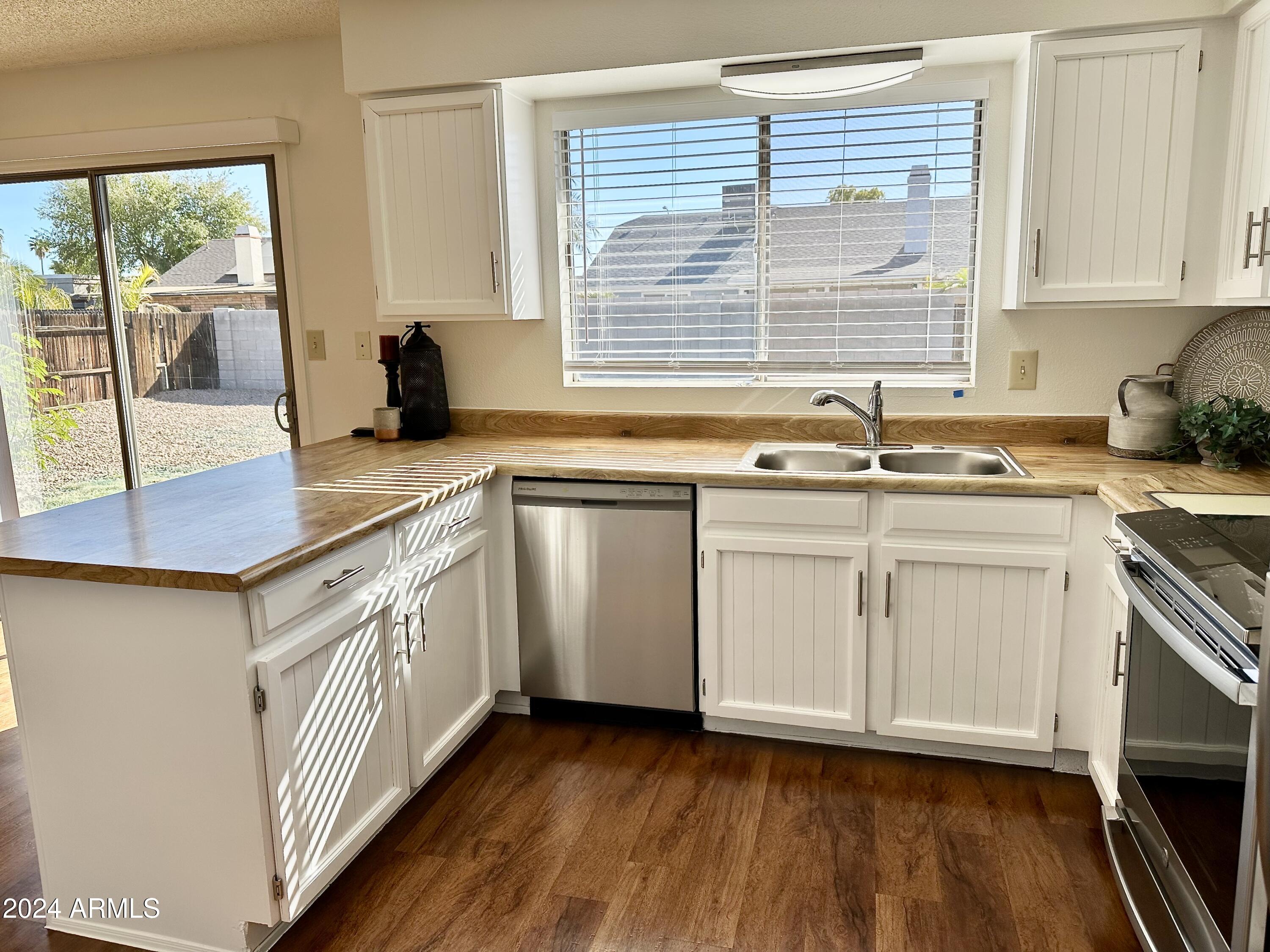 1511 W CHEYENNE Drive