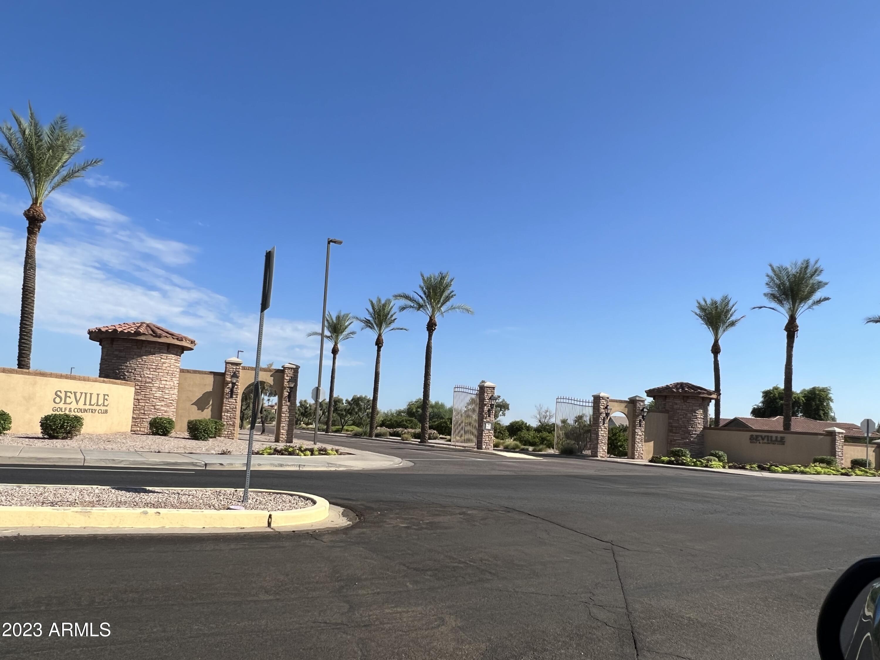 7026 S FOREST Avenue