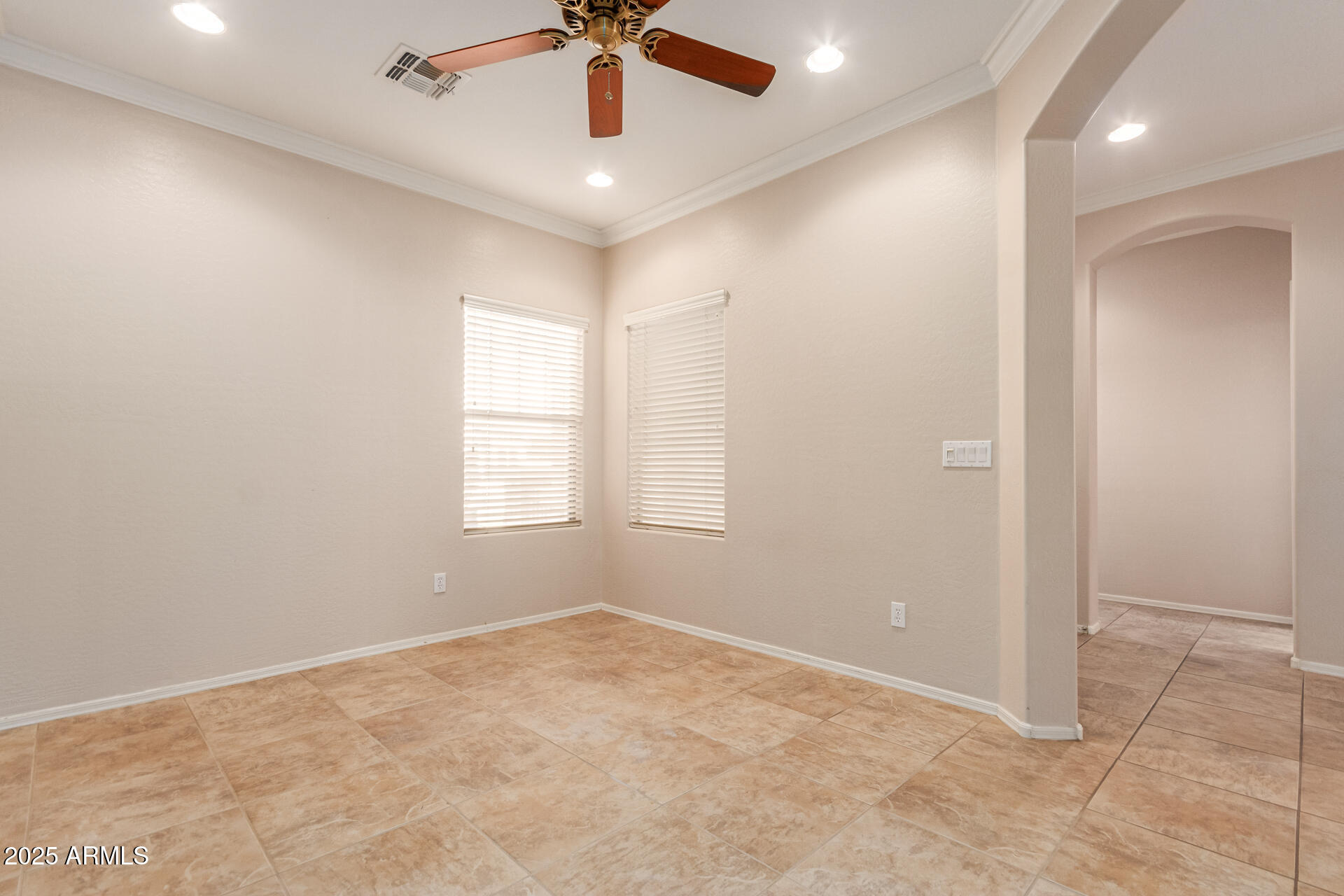 3413 E ROADRUNNER Drive