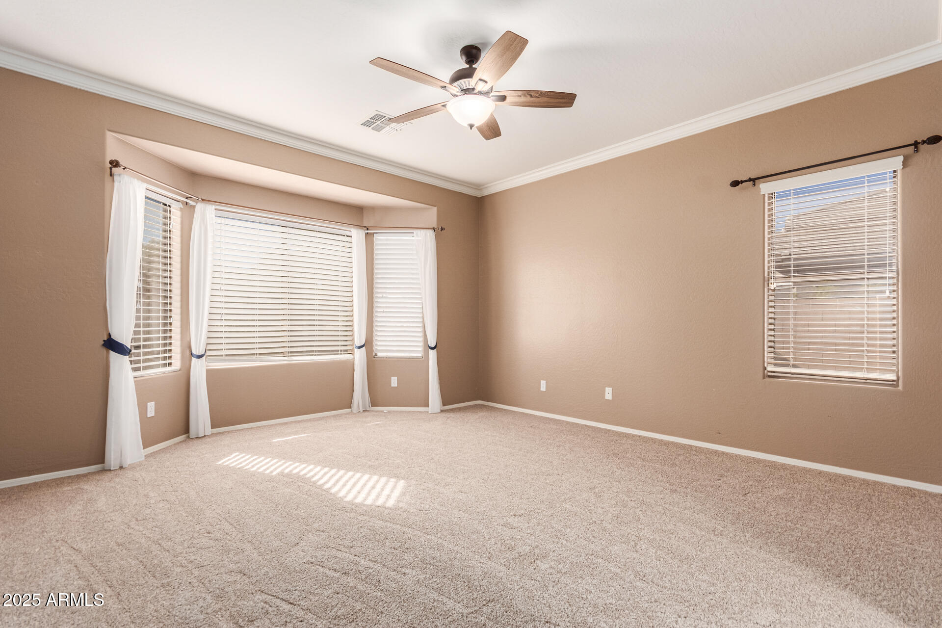 3413 E ROADRUNNER Drive