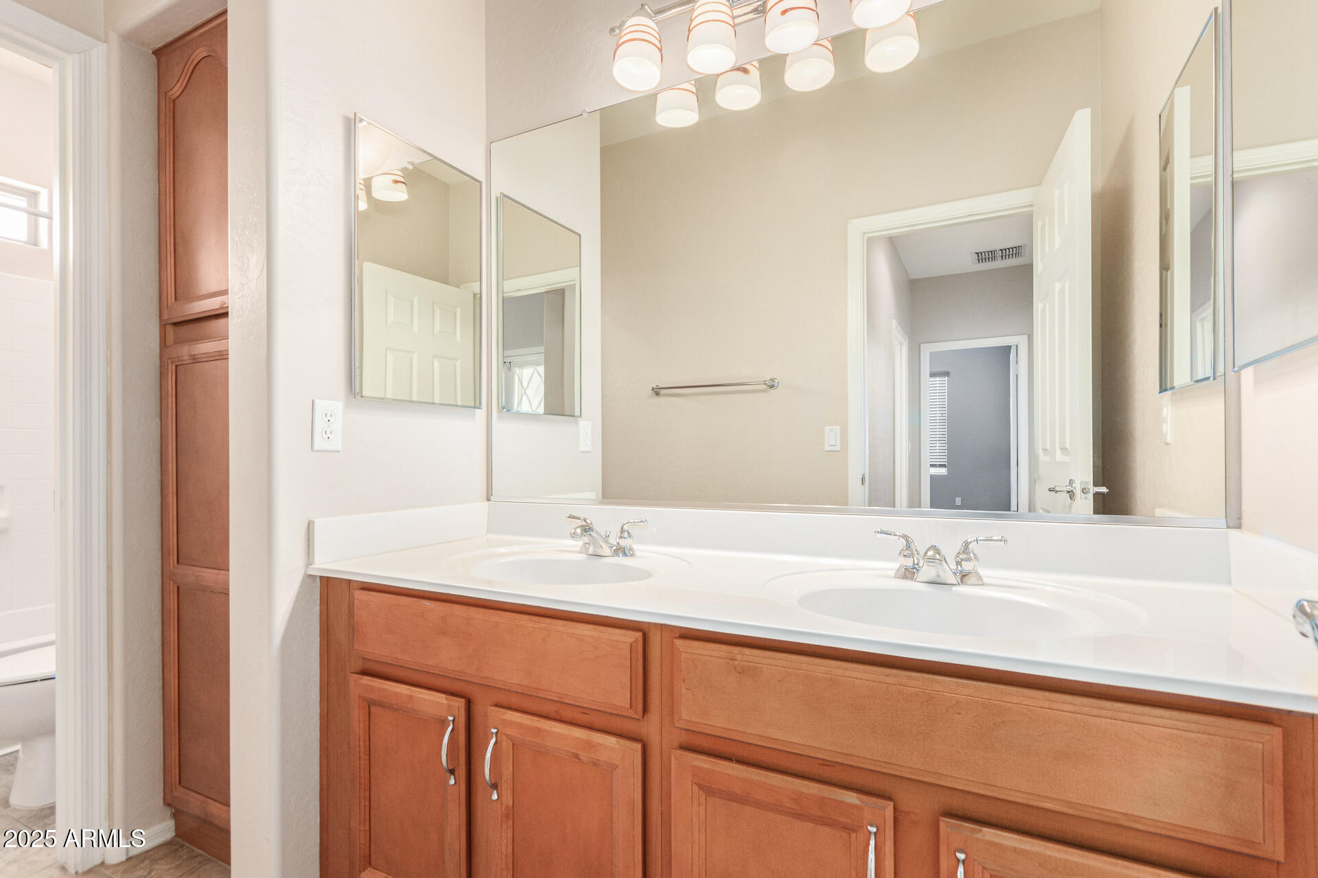 3413 E ROADRUNNER Drive