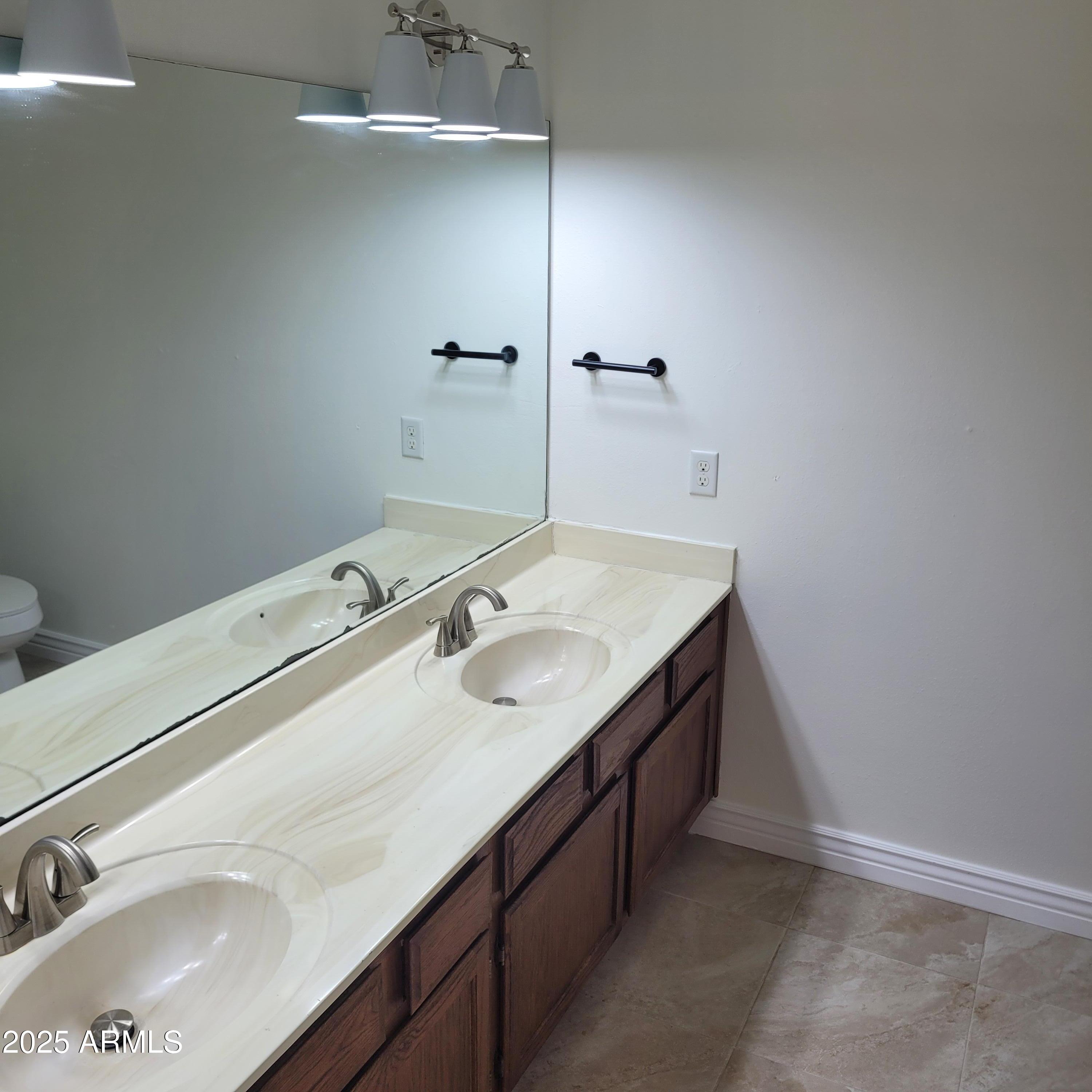 1622 N COMANCHE Drive