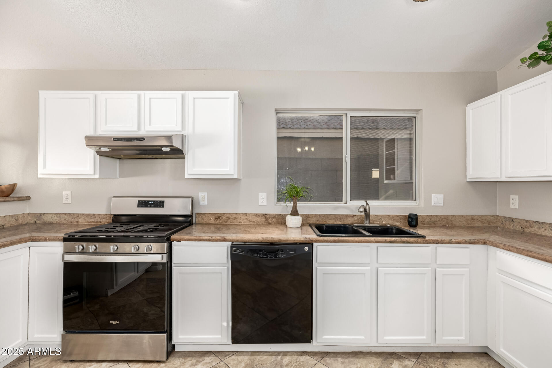 1434 E DETROIT Street