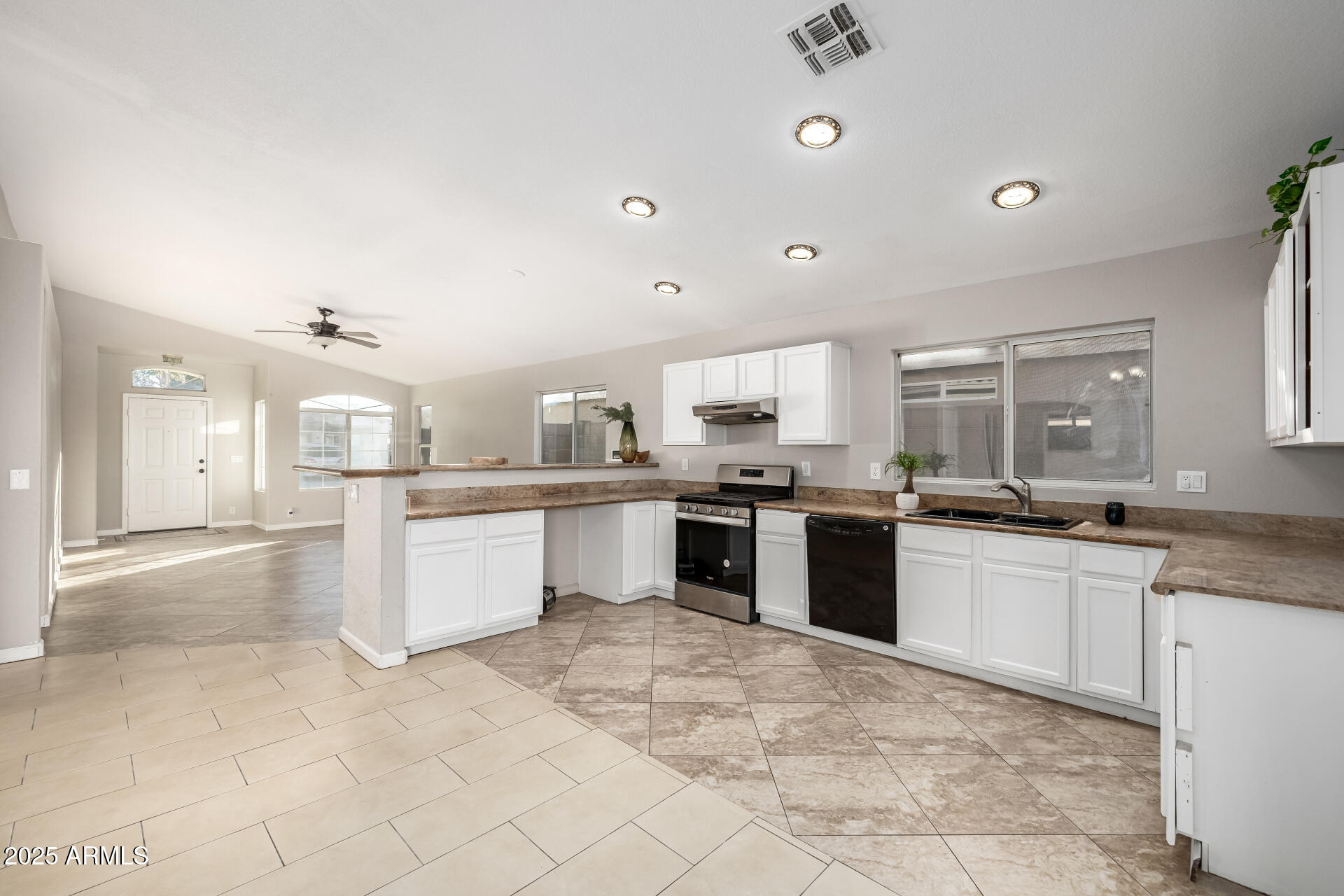 1434 E DETROIT Street