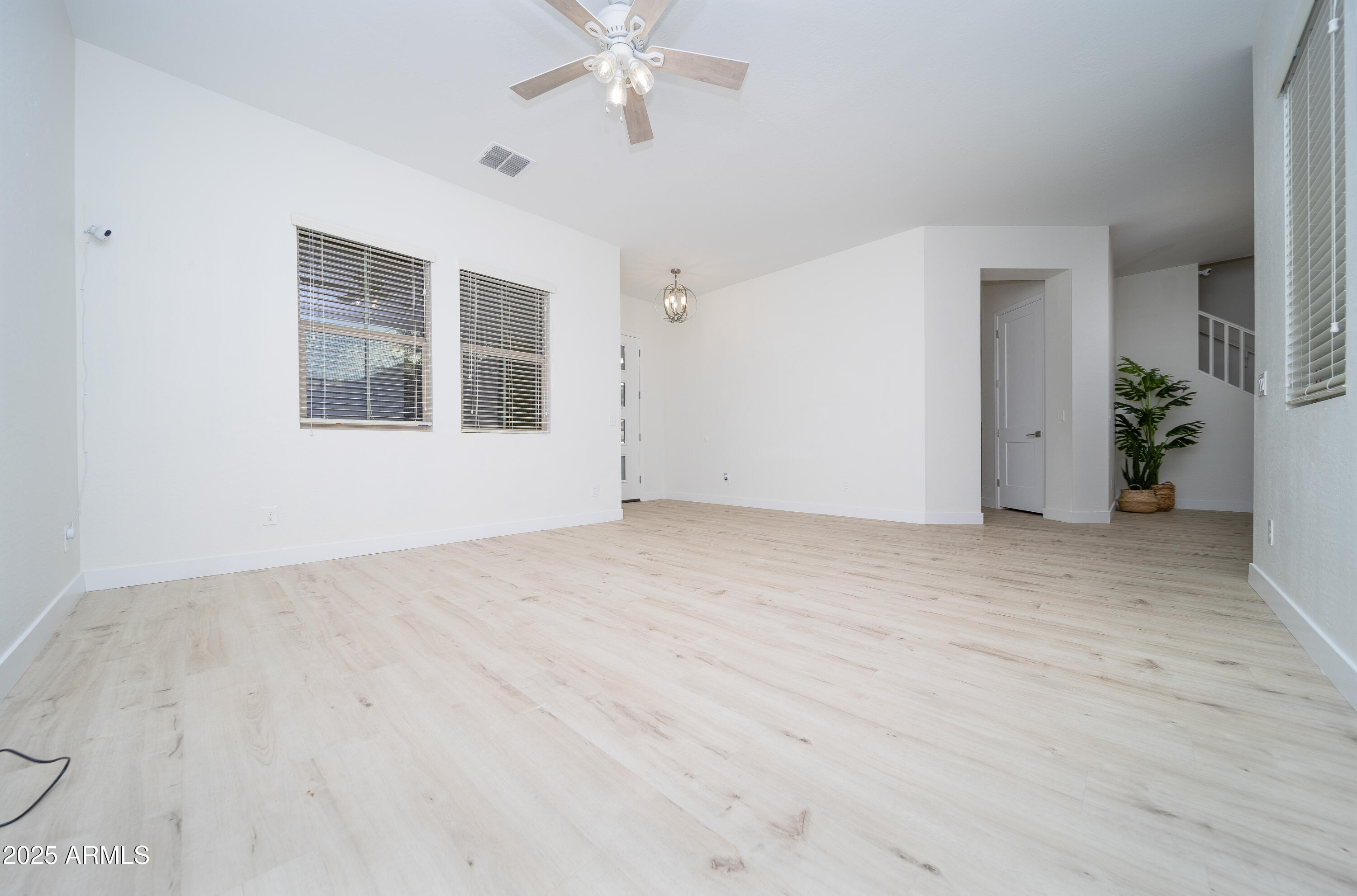 4356 E EVELYN Street