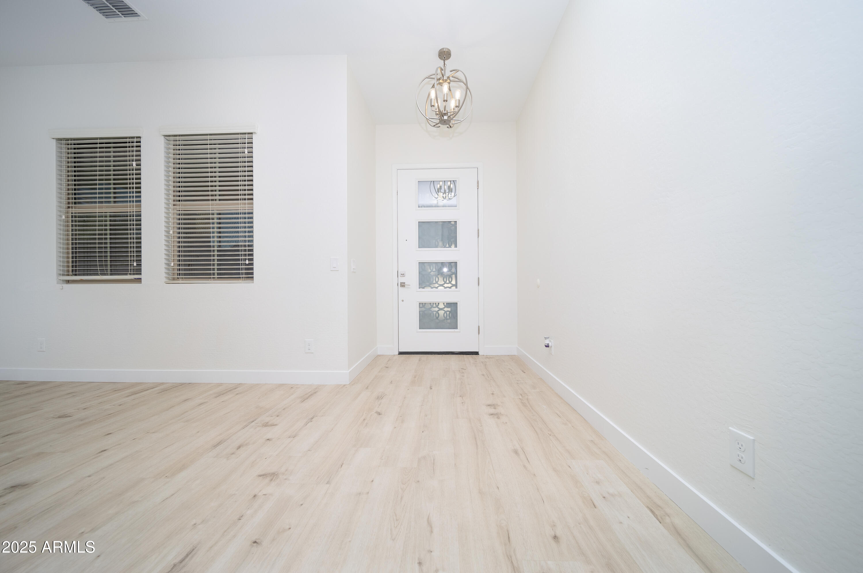 4356 E EVELYN Street