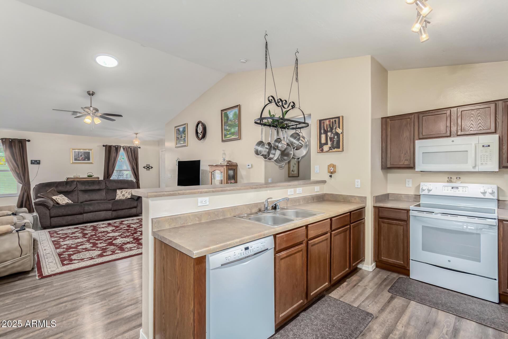 2135 N ST PEDRO Avenue