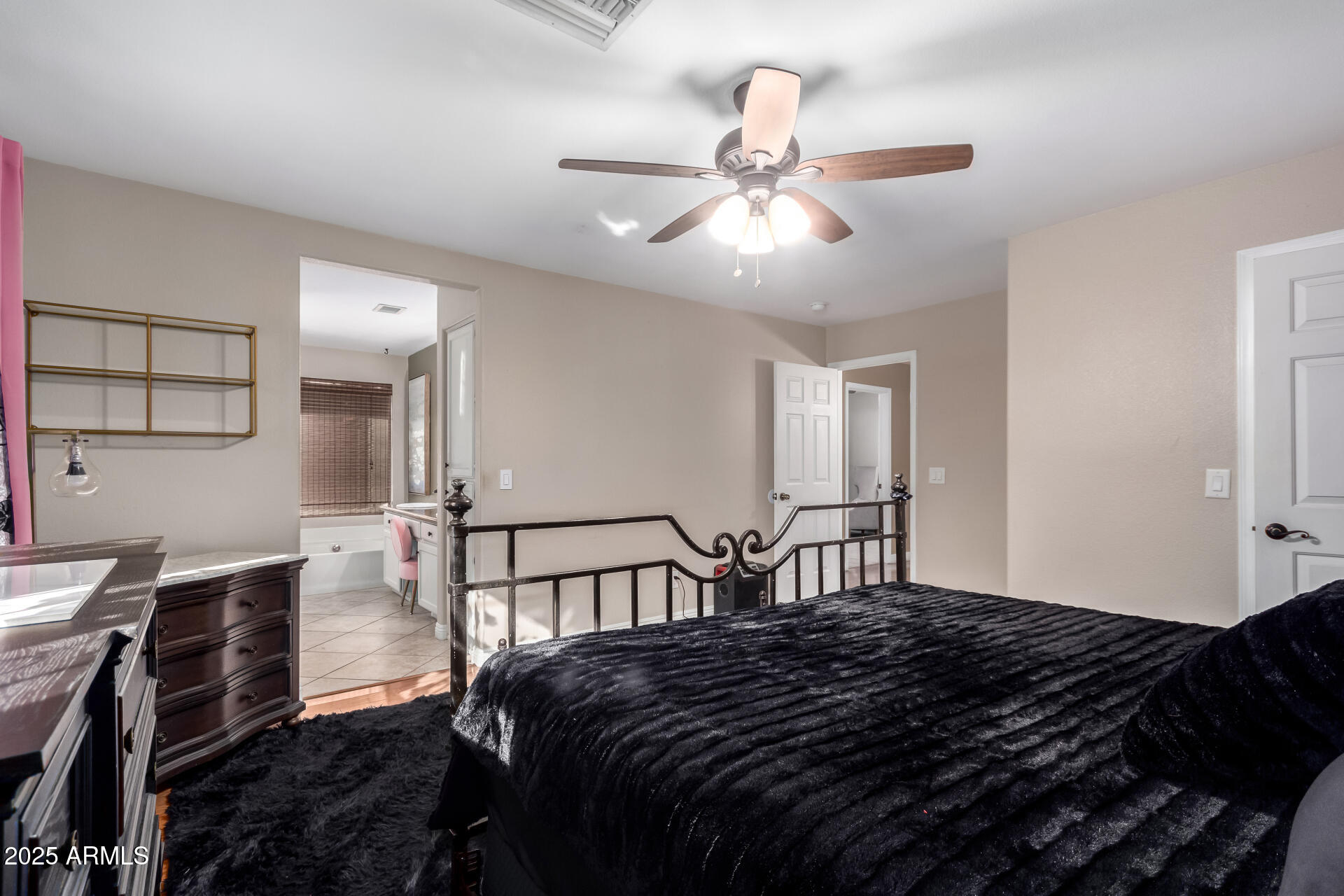 544 W SIERRA MADRE Avenue