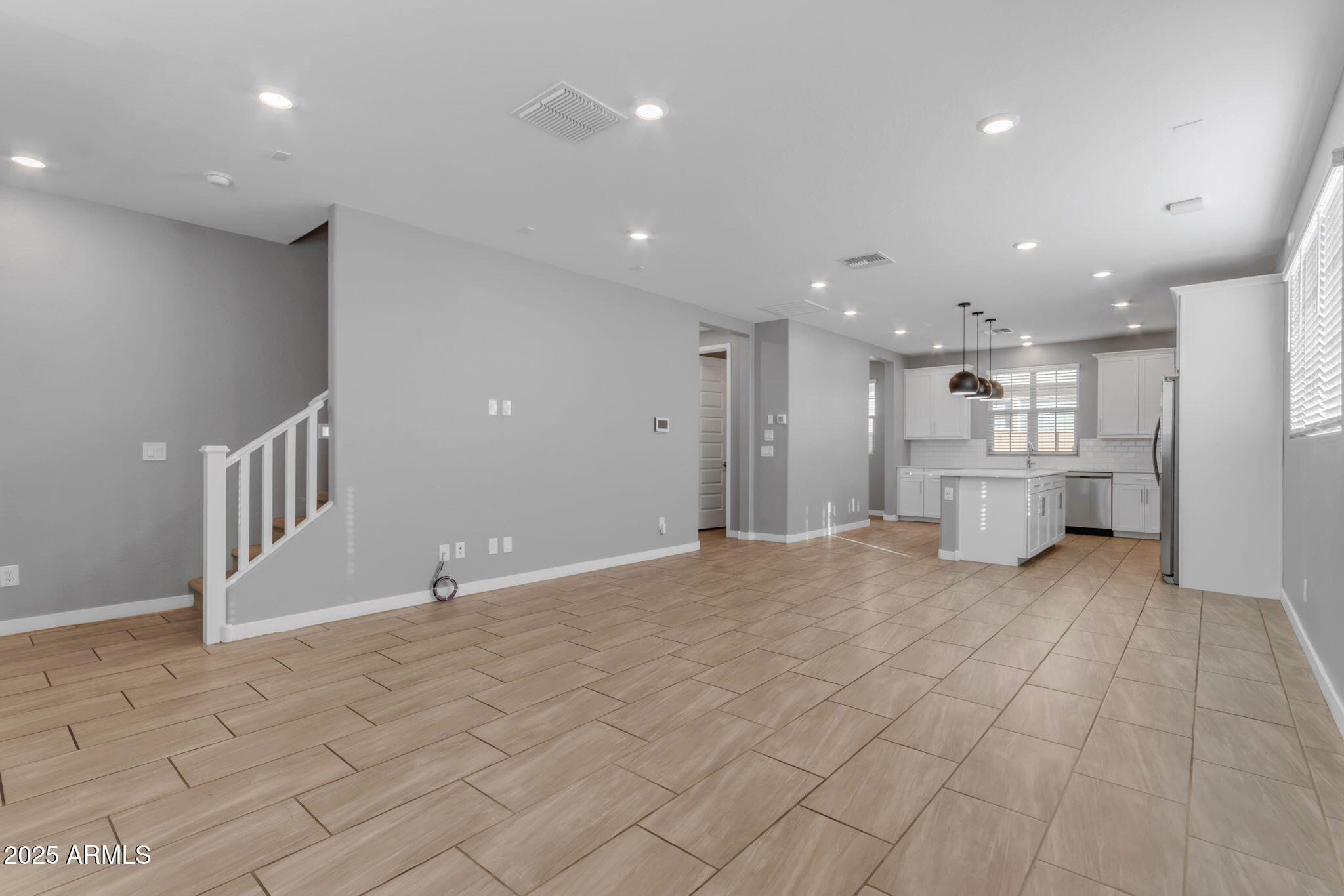 1112 E NEWLAND Drive