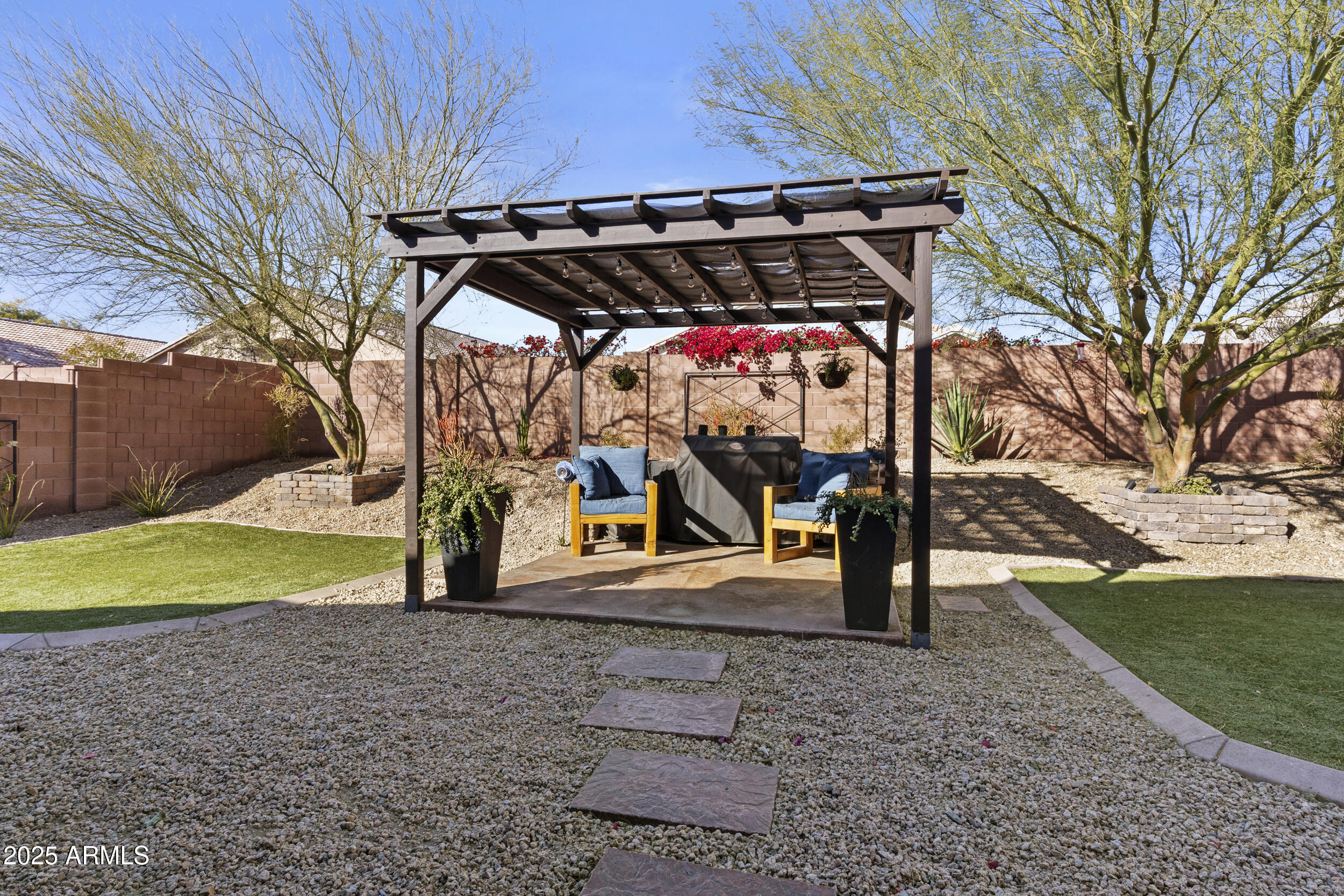 1124 E BLACKHAWK Drive