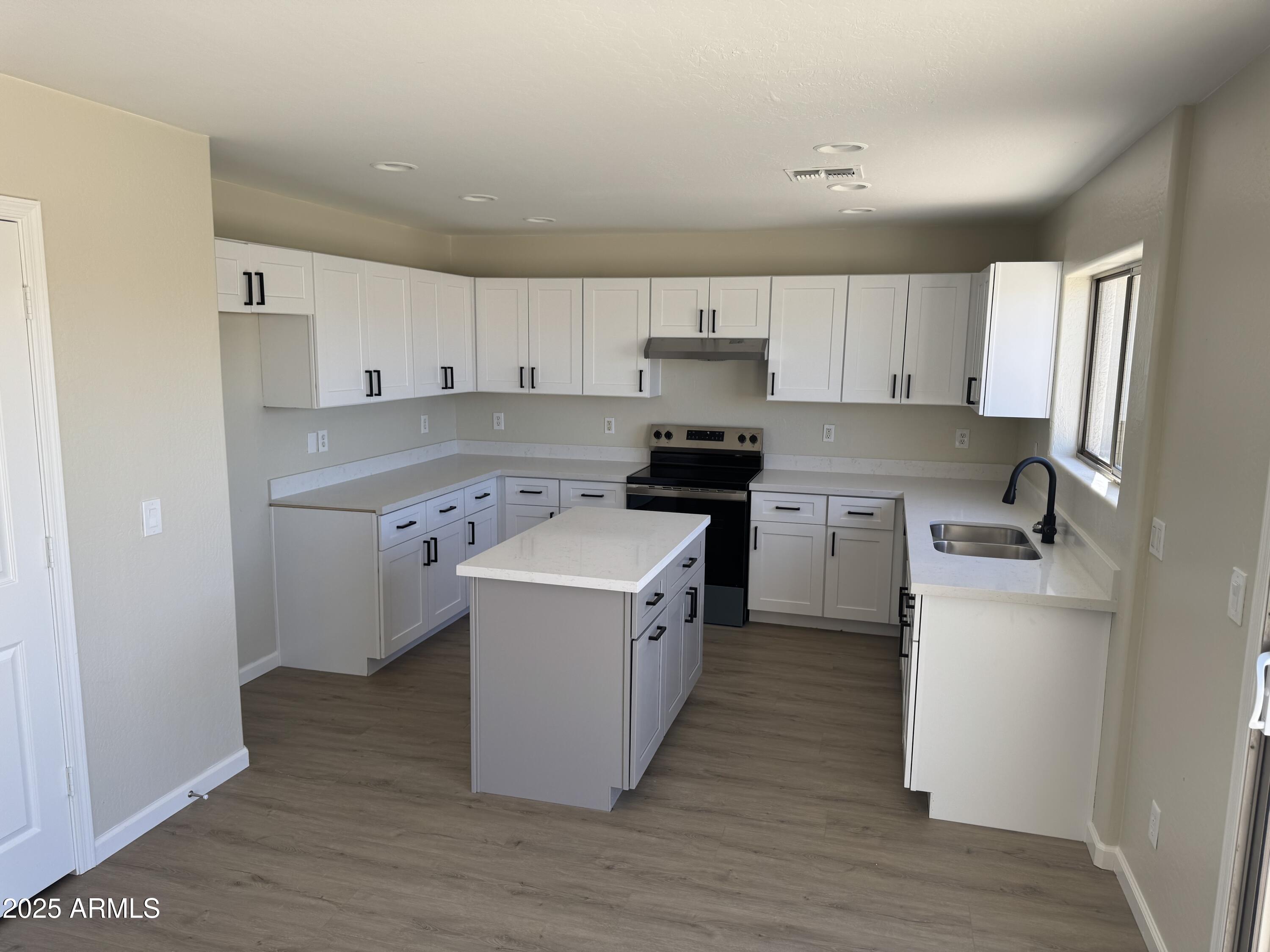 28756 N DESERT HILLS Drive