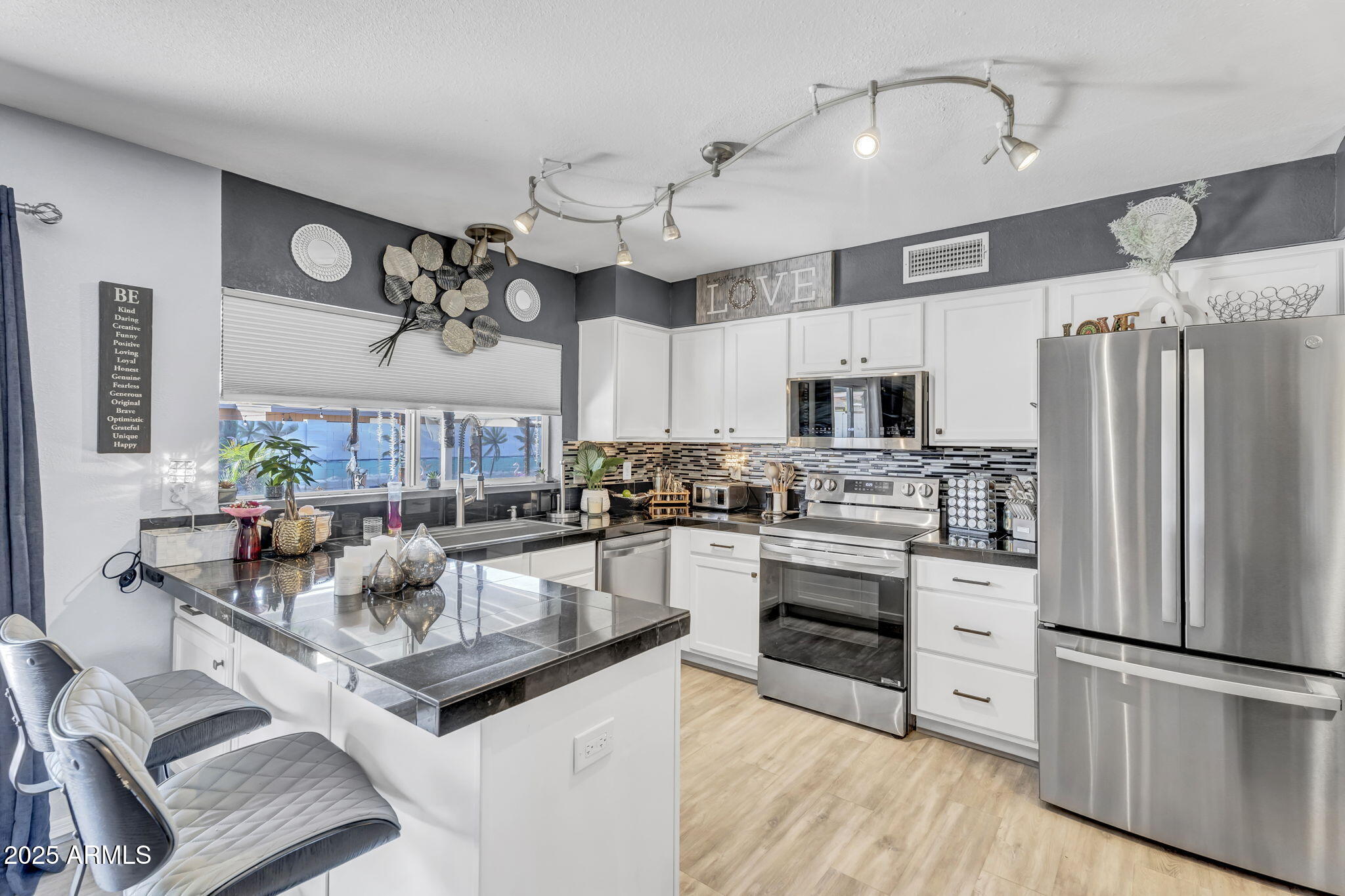 2505 E HAMPTON Avenue