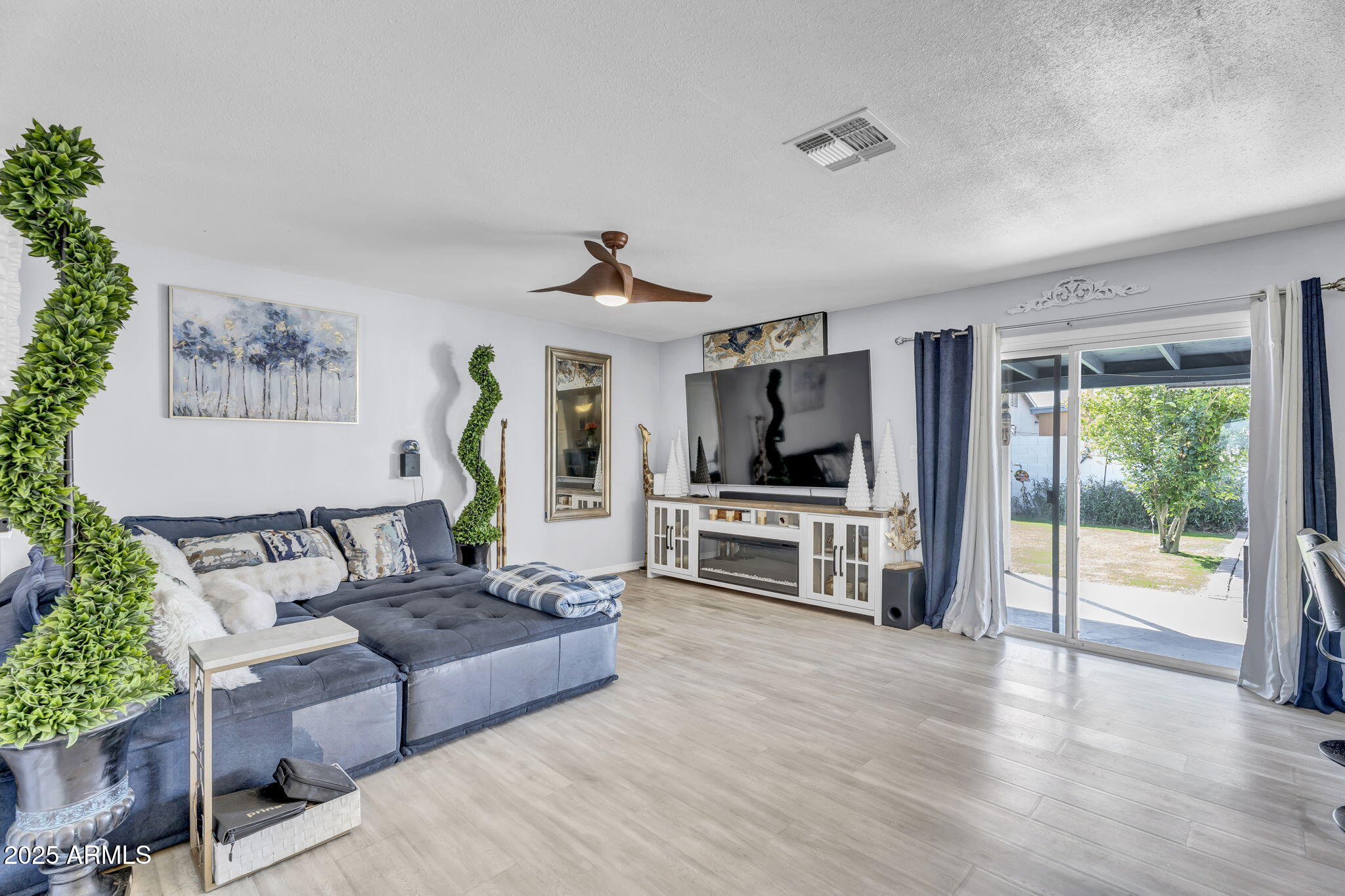 2505 E HAMPTON Avenue