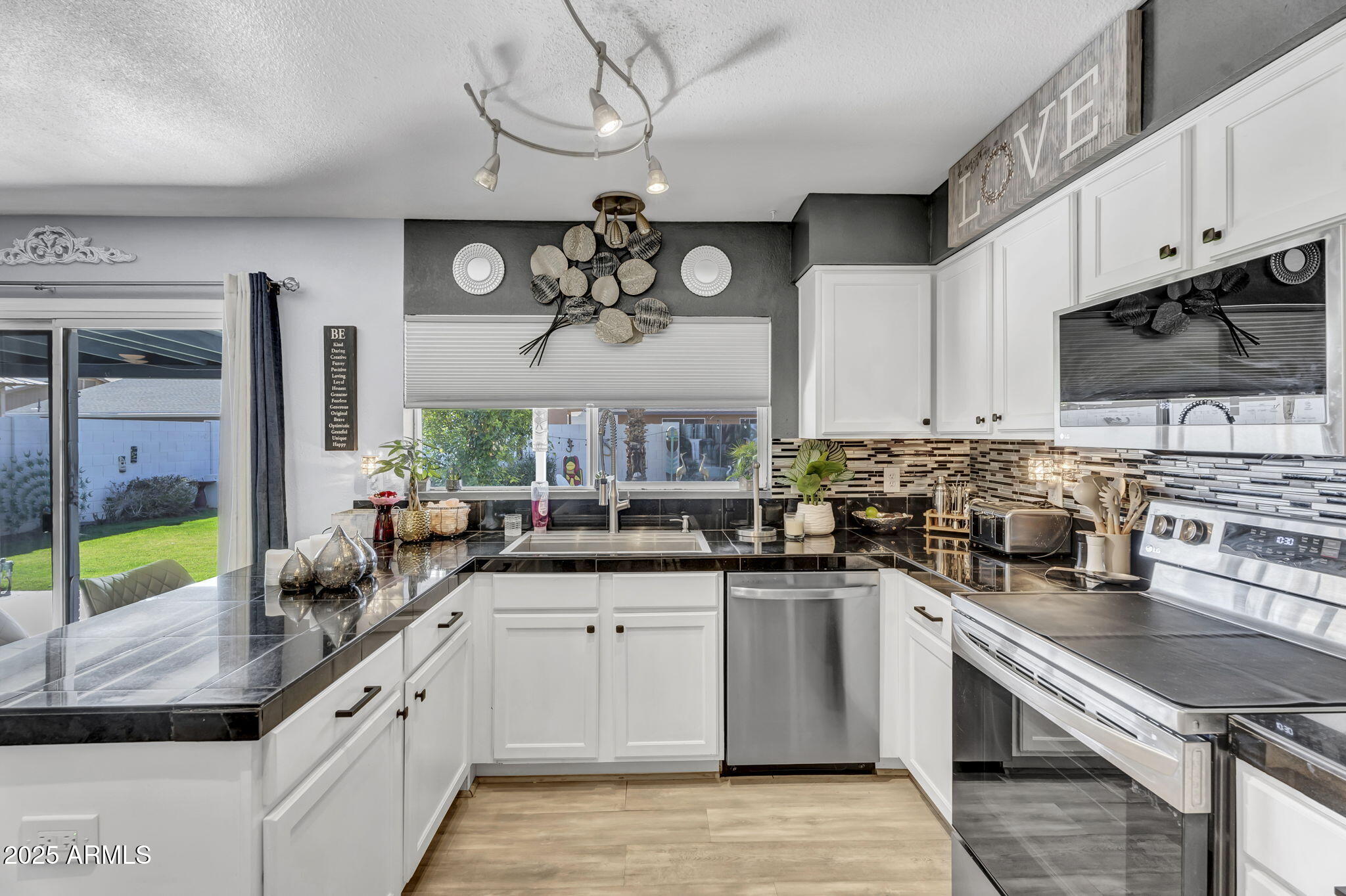 2505 E HAMPTON Avenue