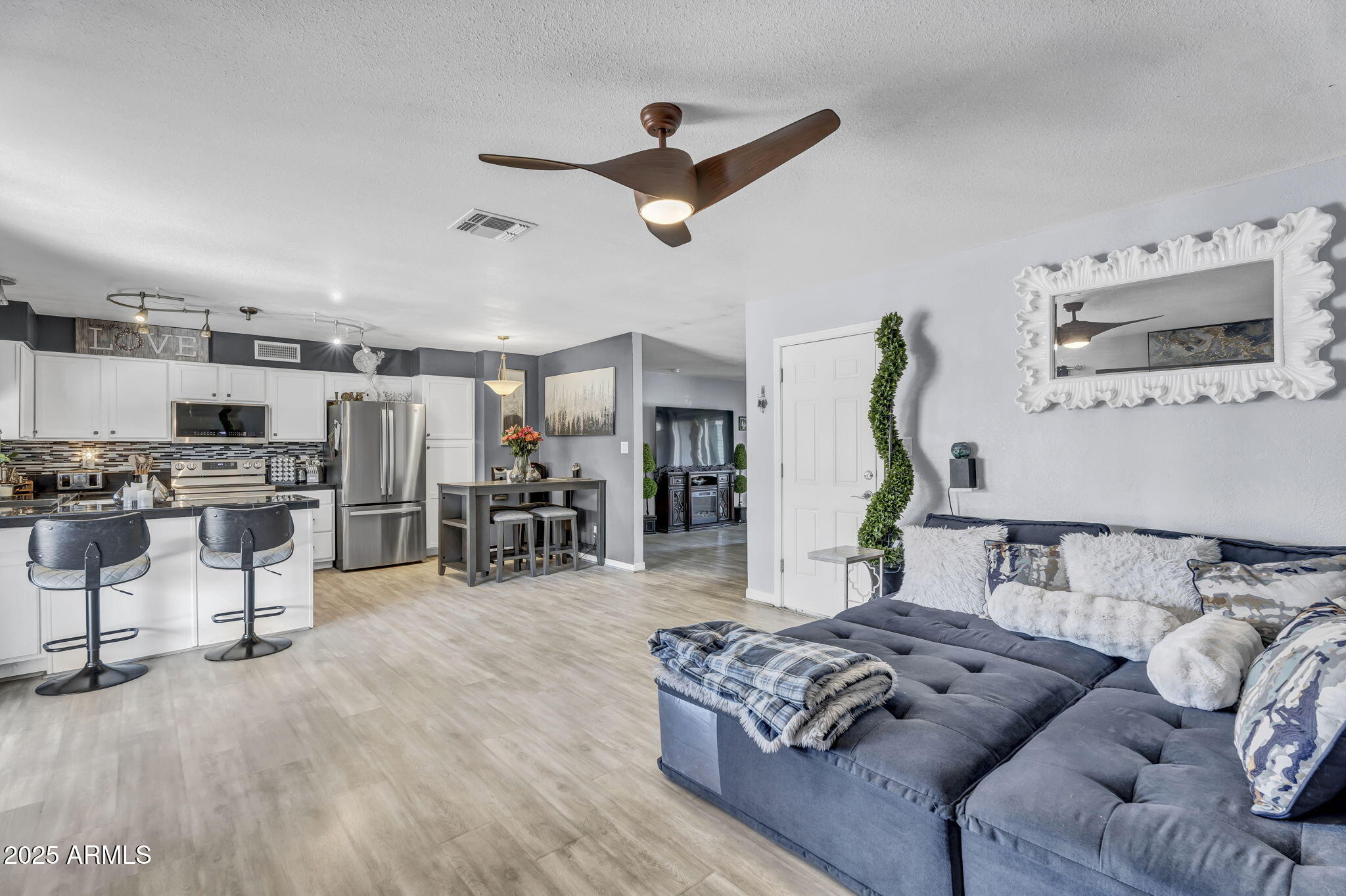 2505 E HAMPTON Avenue