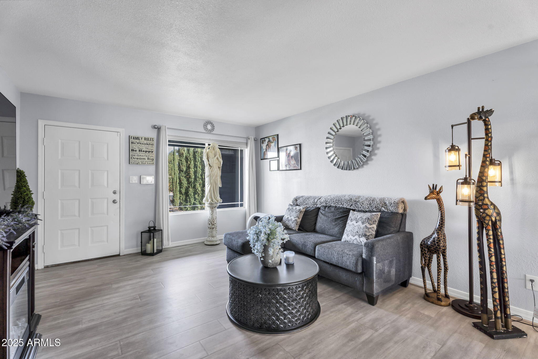 2505 E HAMPTON Avenue