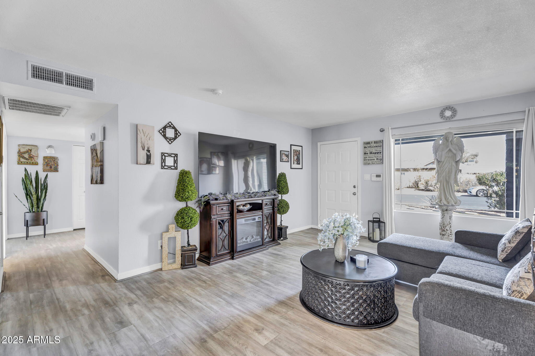 2505 E HAMPTON Avenue