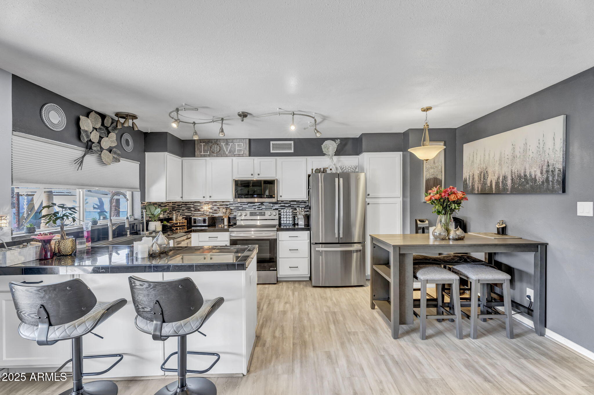 2505 E HAMPTON Avenue