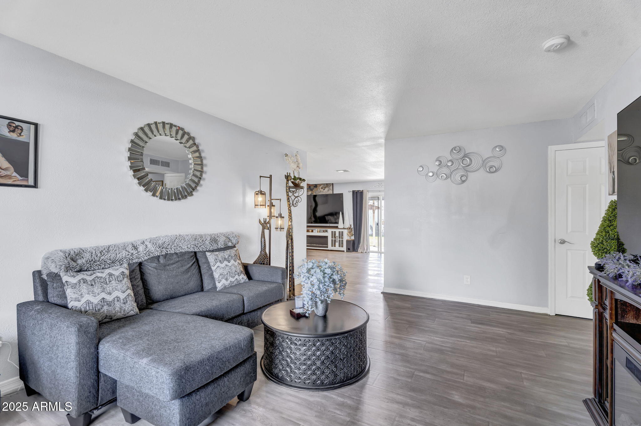 2505 E HAMPTON Avenue