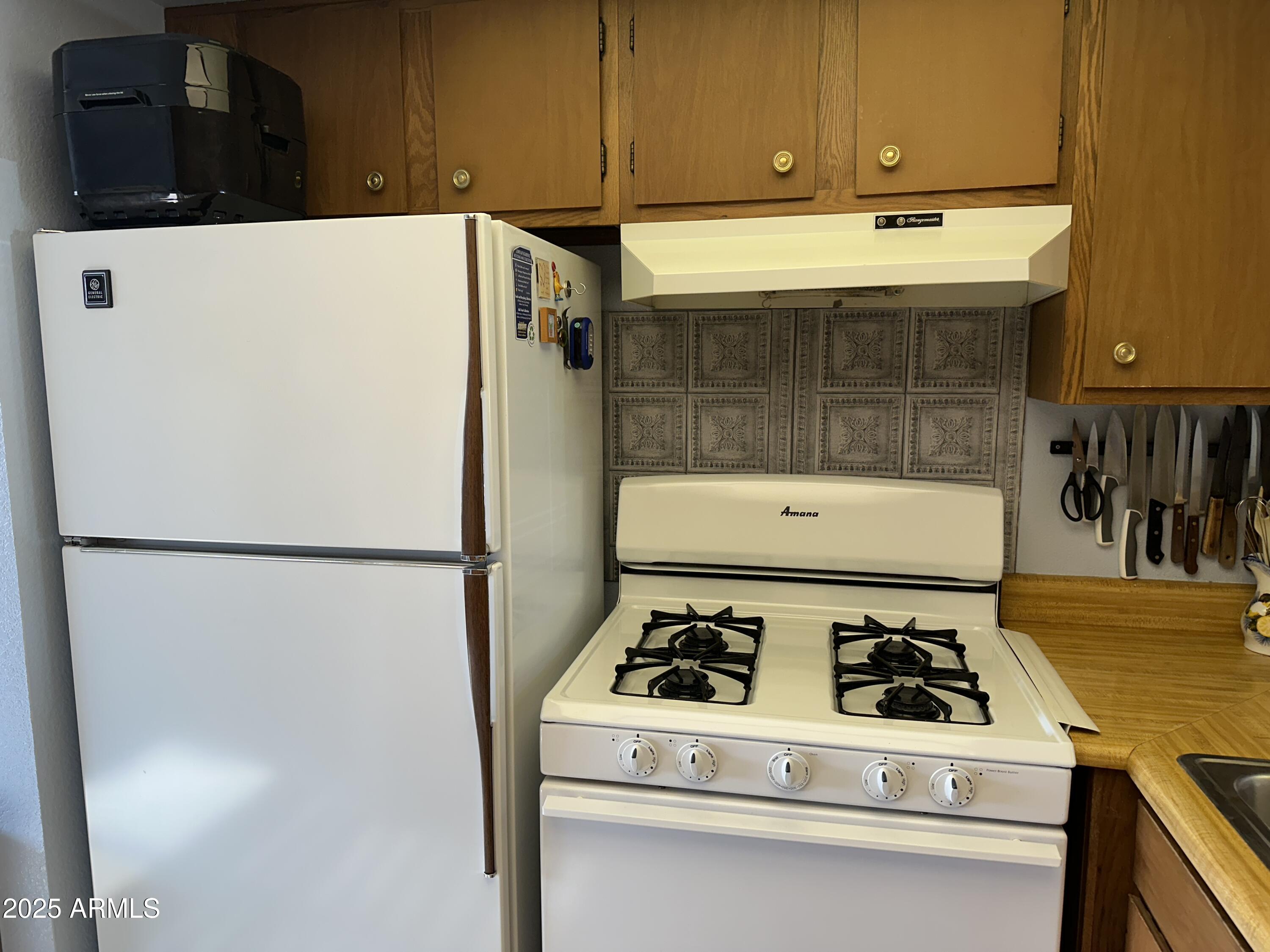 925 E LANCASTER Circle