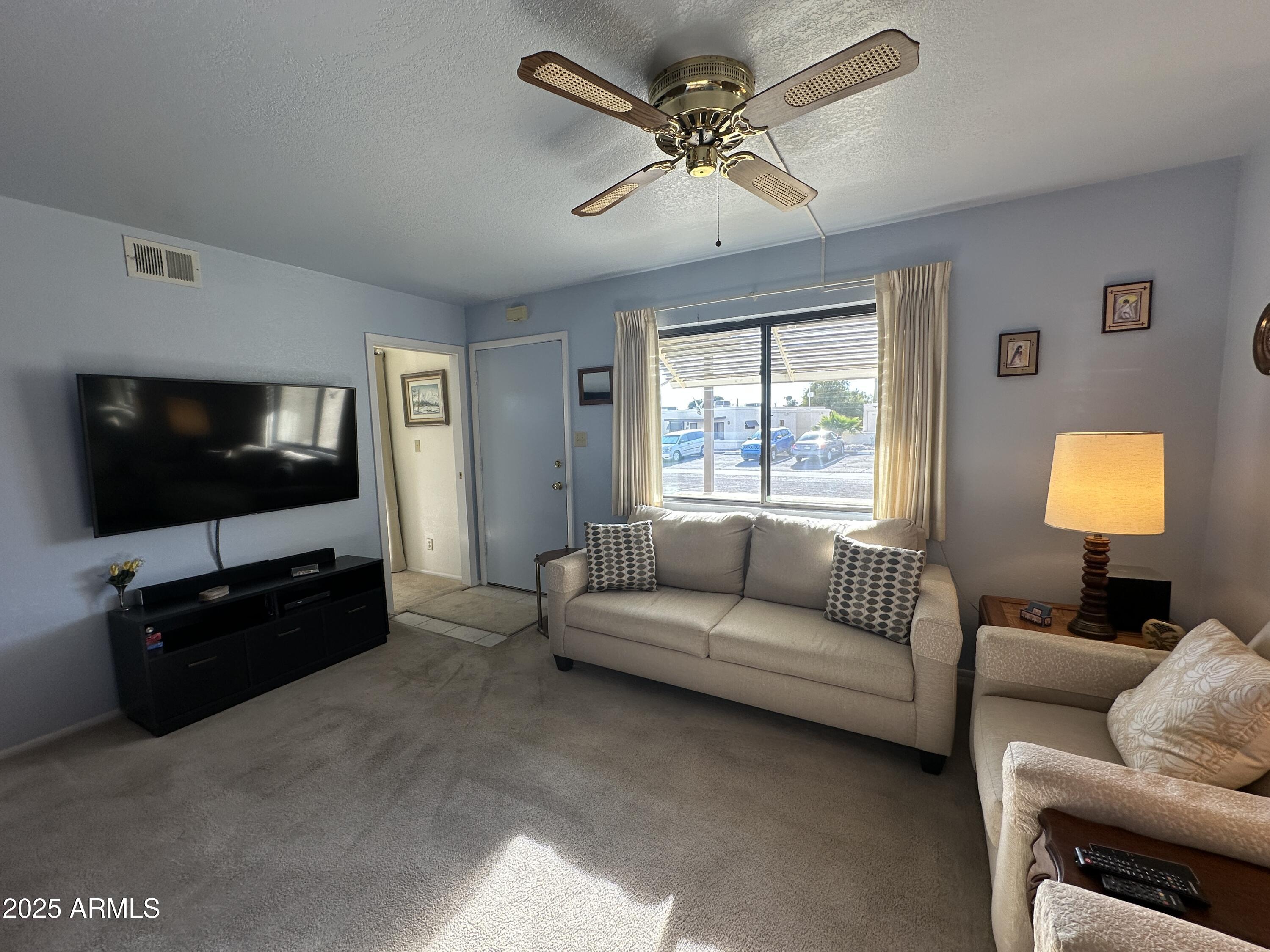 925 E LANCASTER Circle