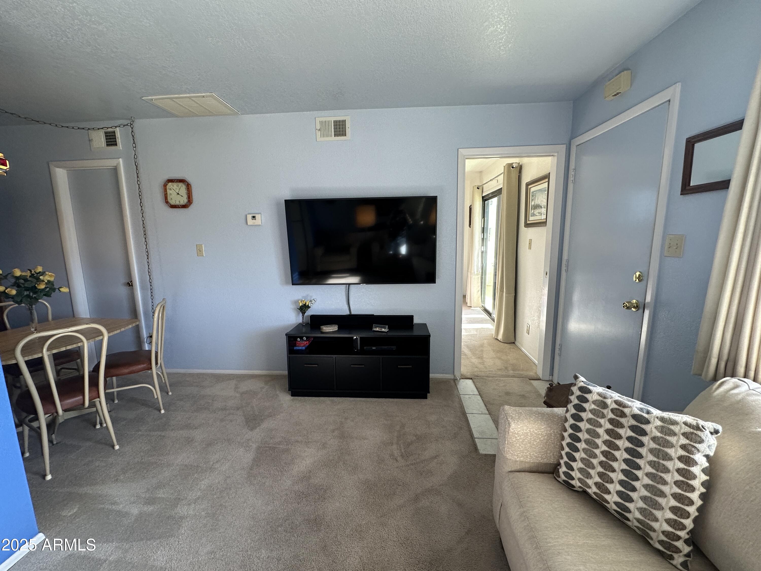 925 E LANCASTER Circle