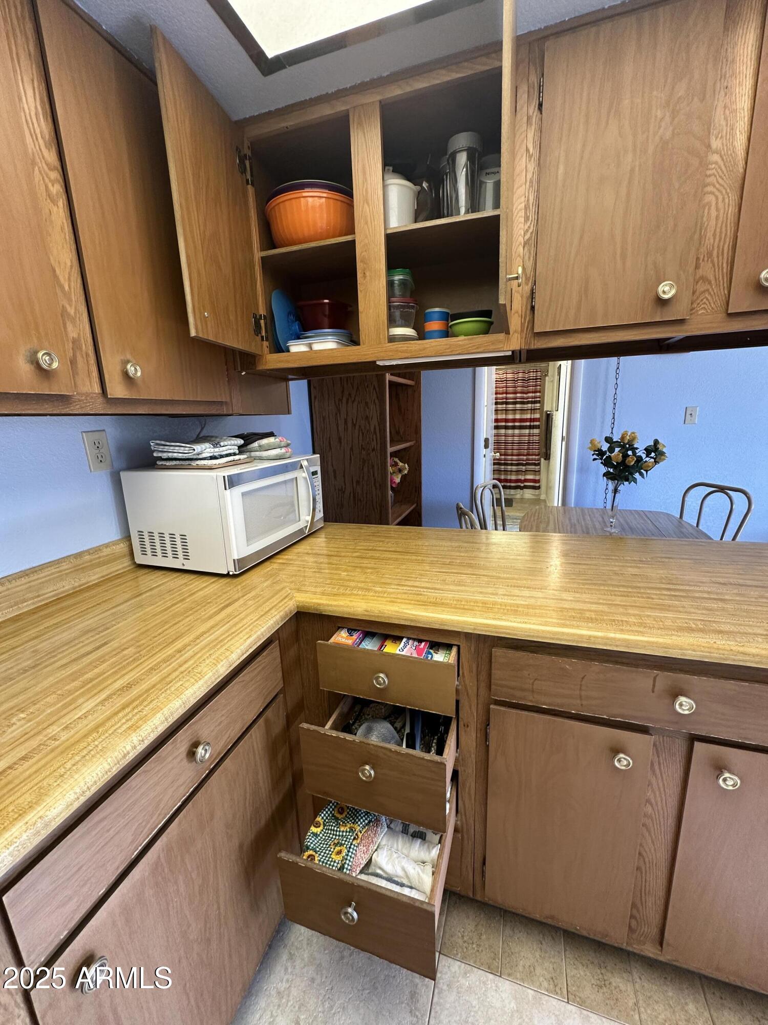 925 E LANCASTER Circle