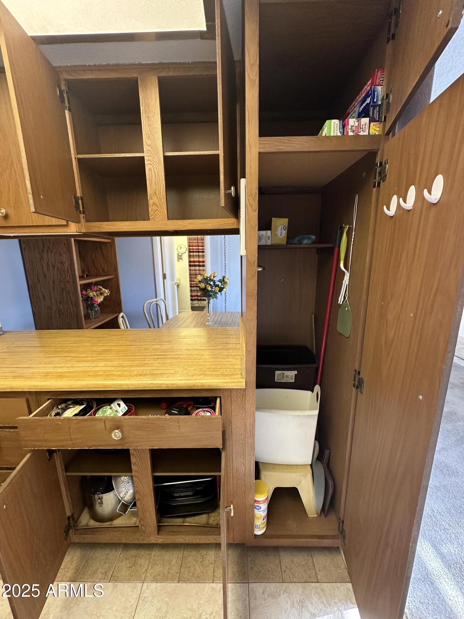 925 E LANCASTER Circle