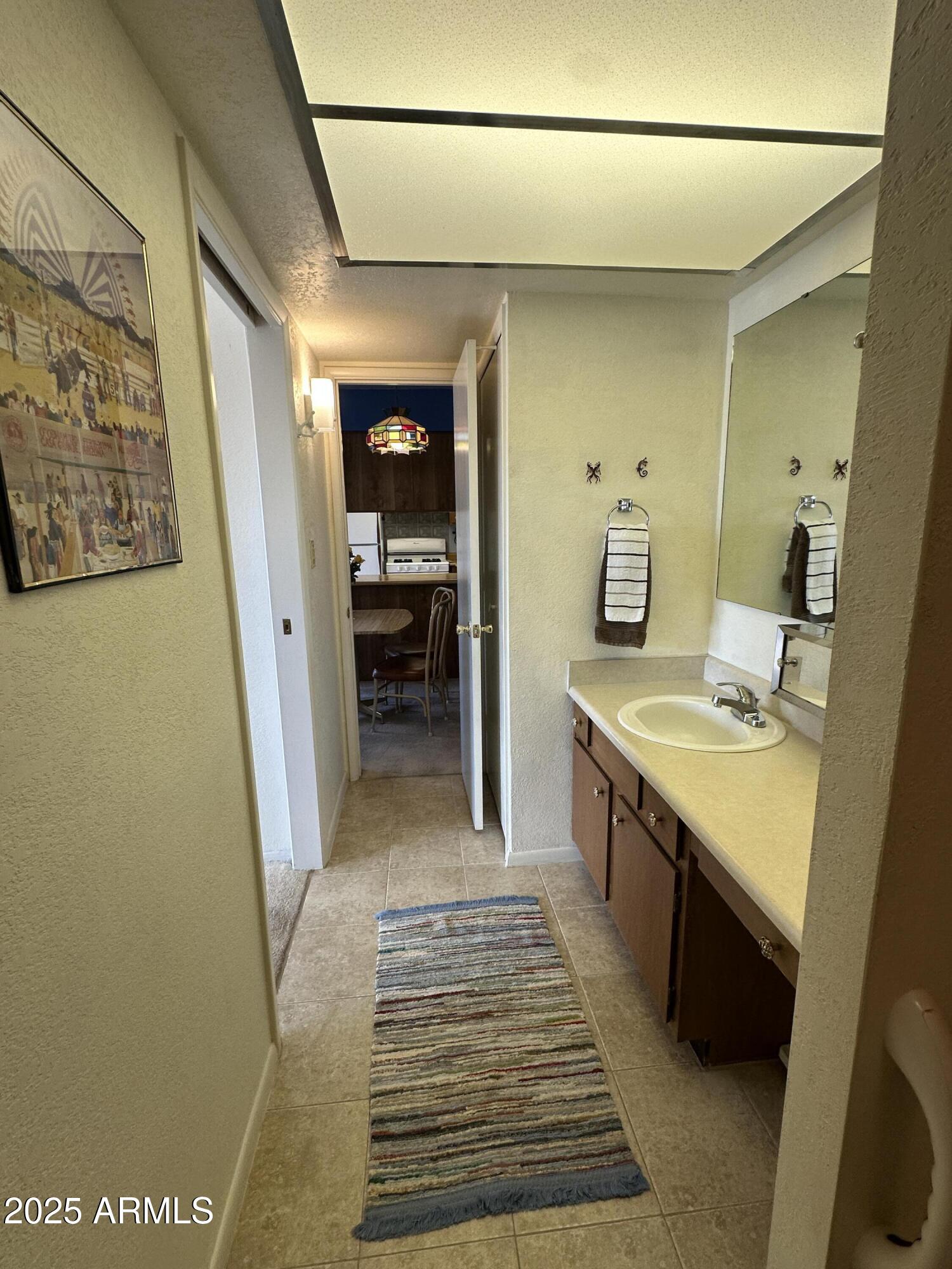 925 E LANCASTER Circle