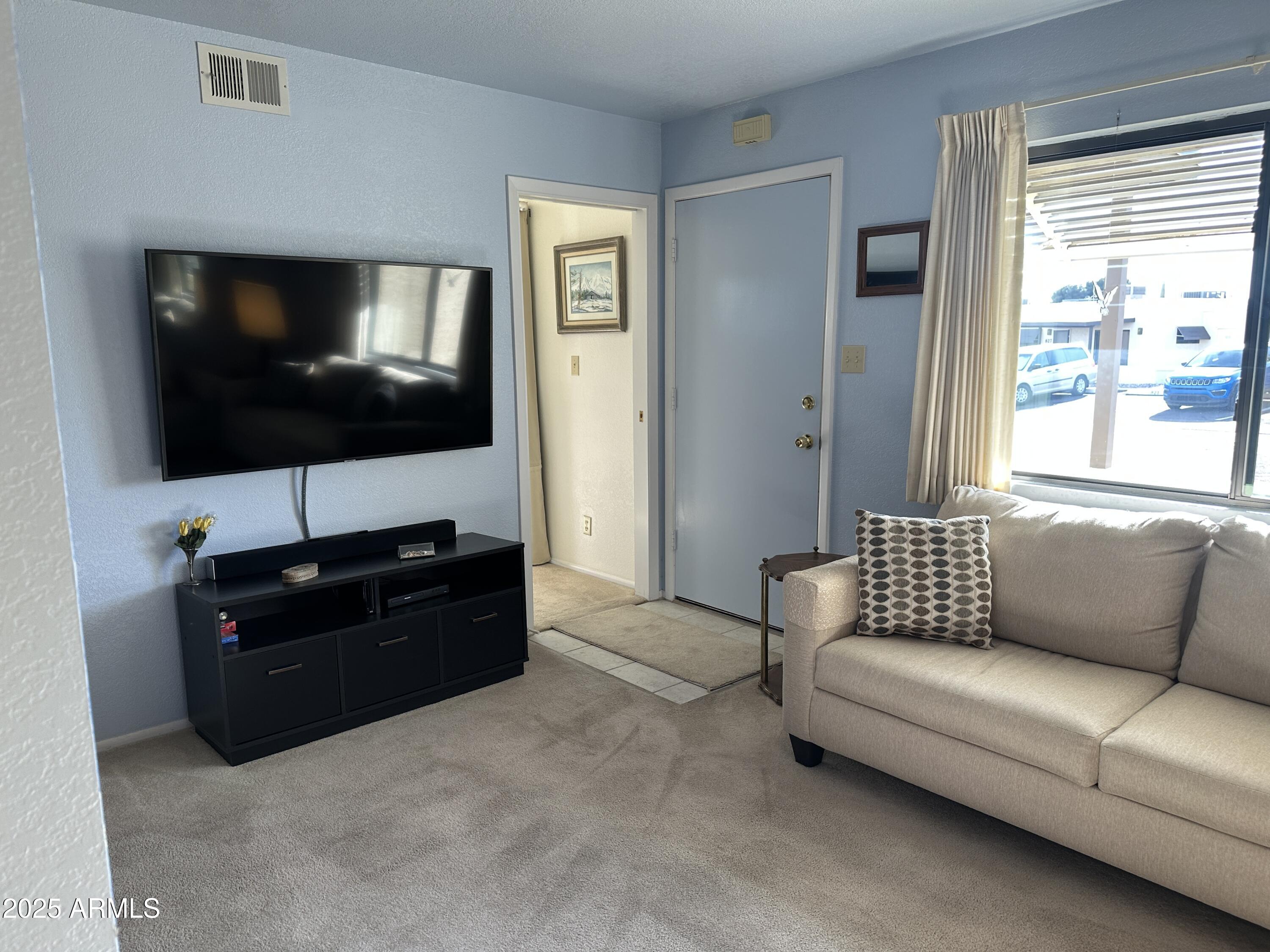 925 E LANCASTER Circle