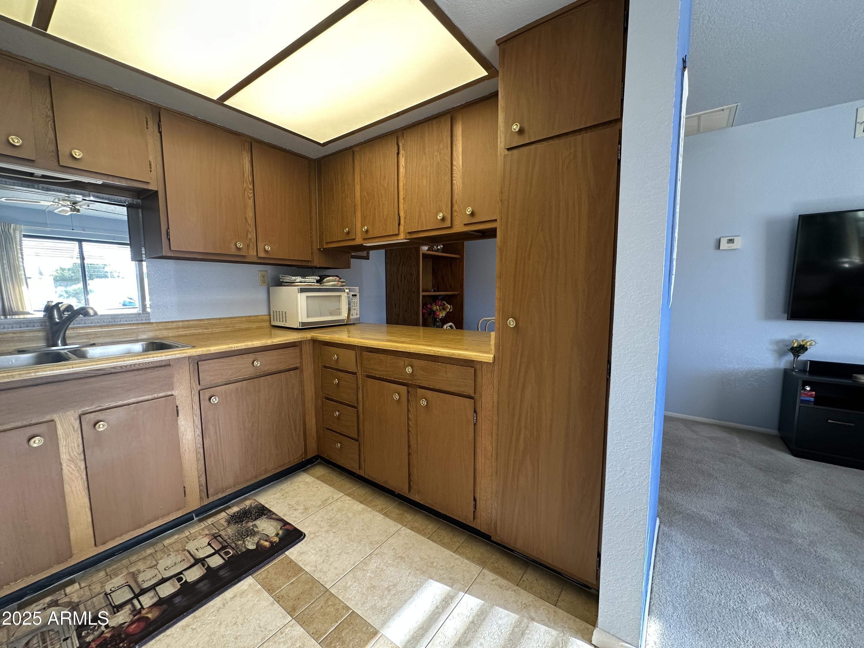 925 E LANCASTER Circle