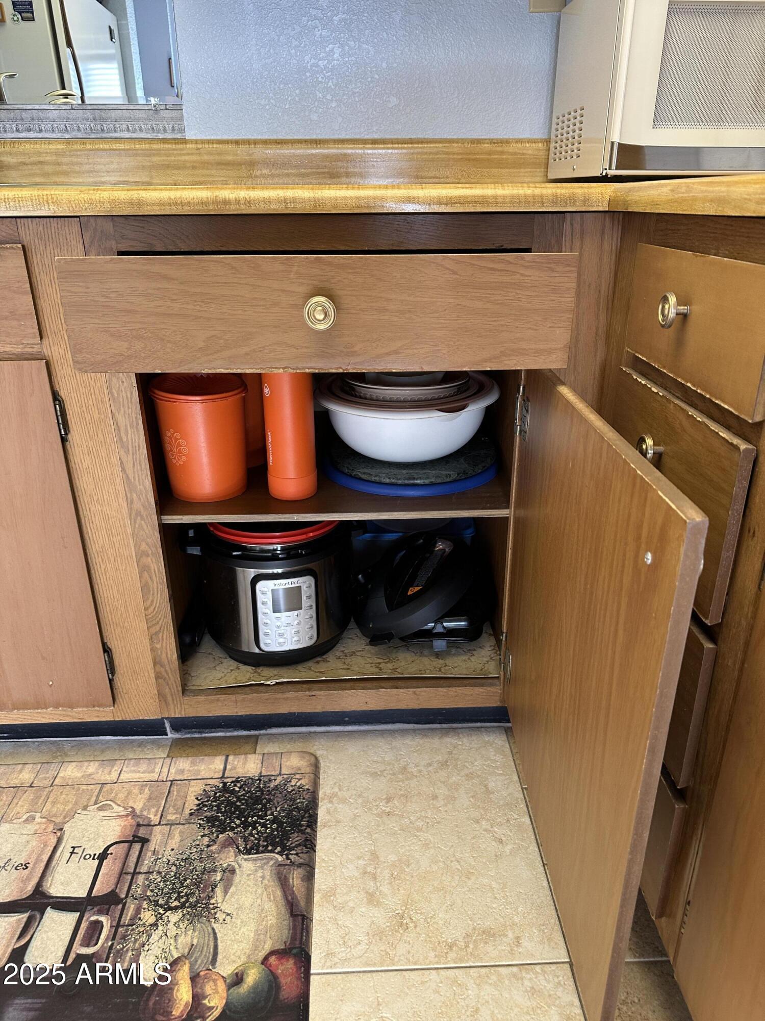 925 E LANCASTER Circle