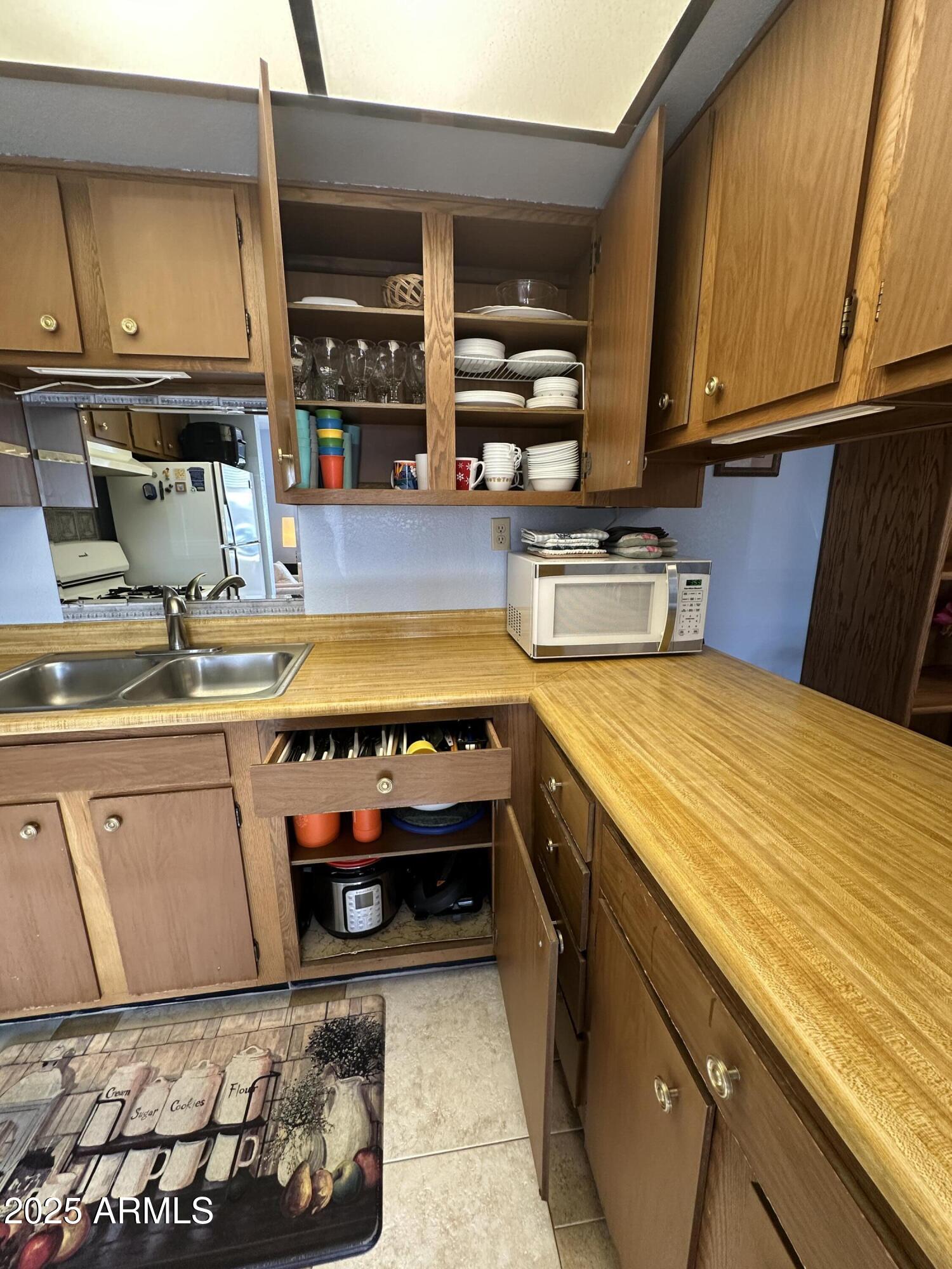 925 E LANCASTER Circle