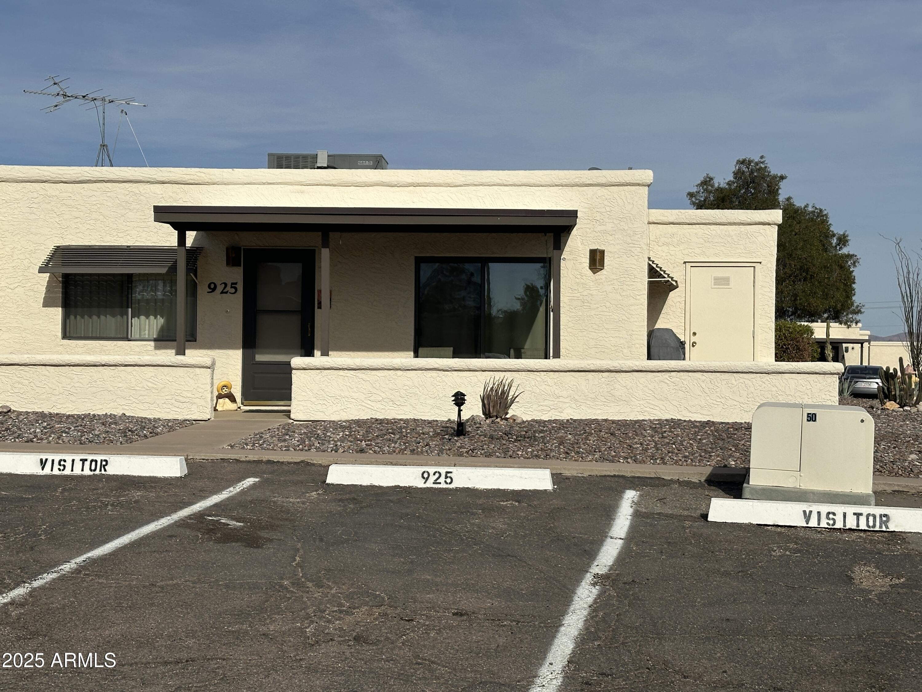 925 E LANCASTER Circle