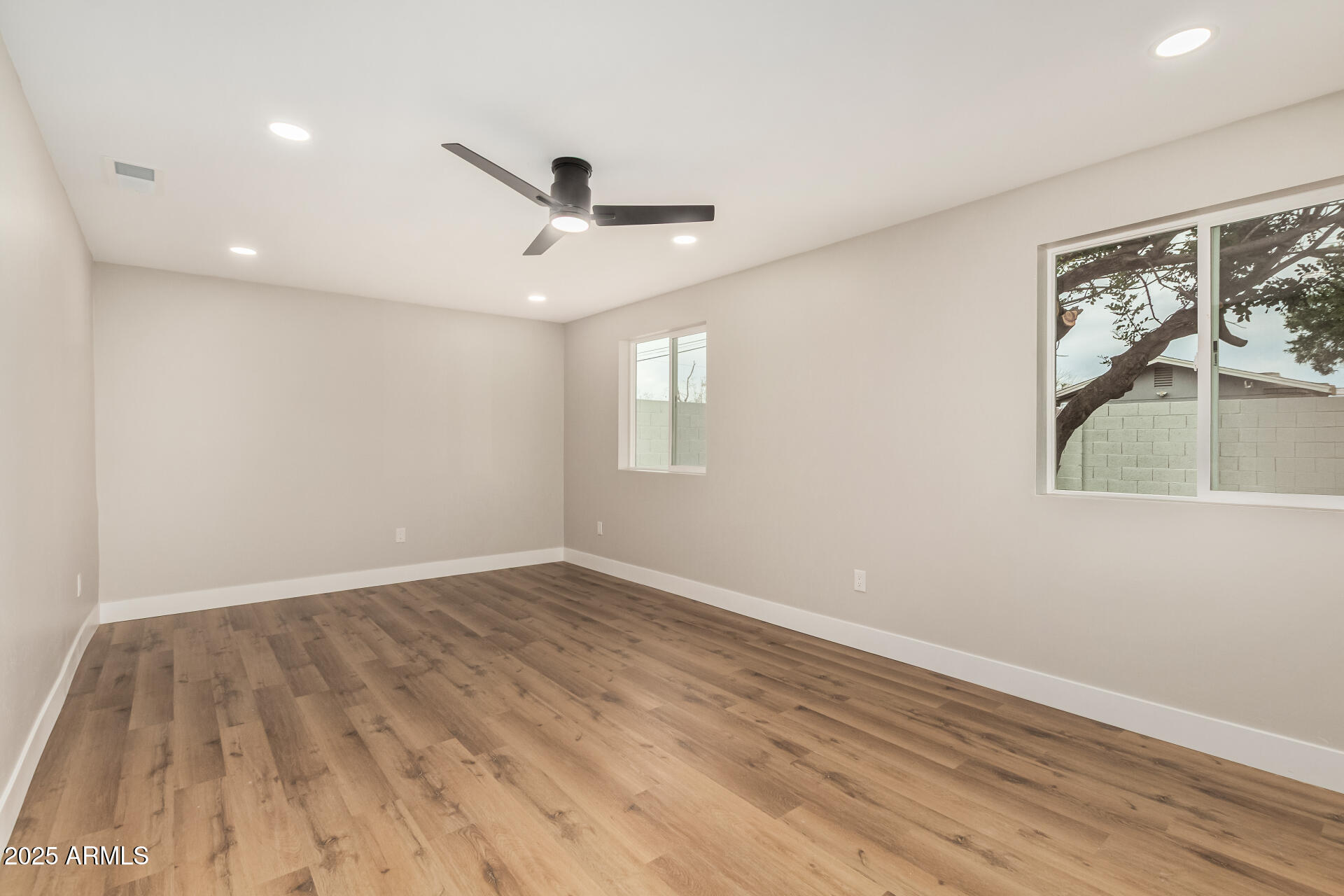 6926 E MORELAND Street