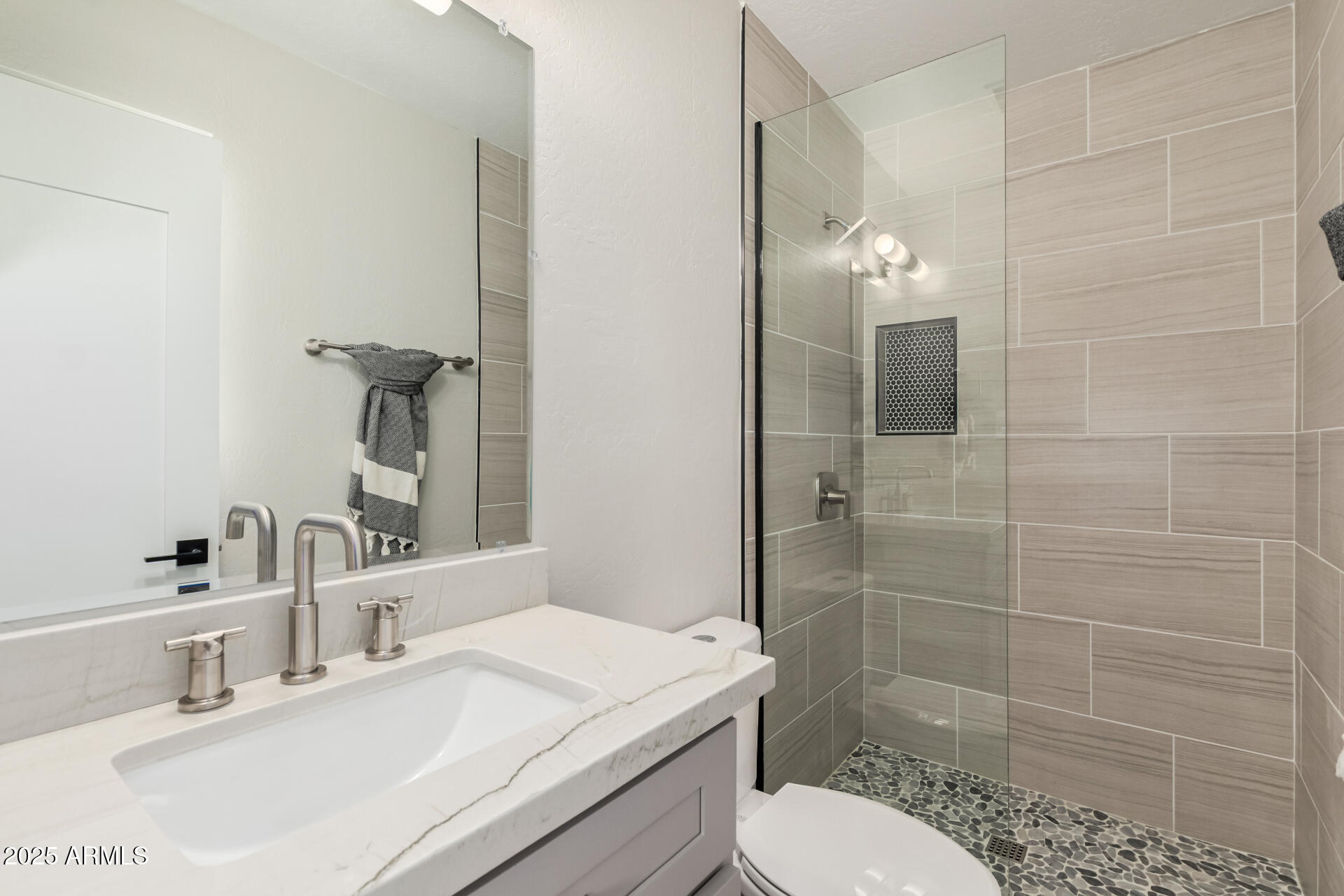 6926 E MORELAND Street