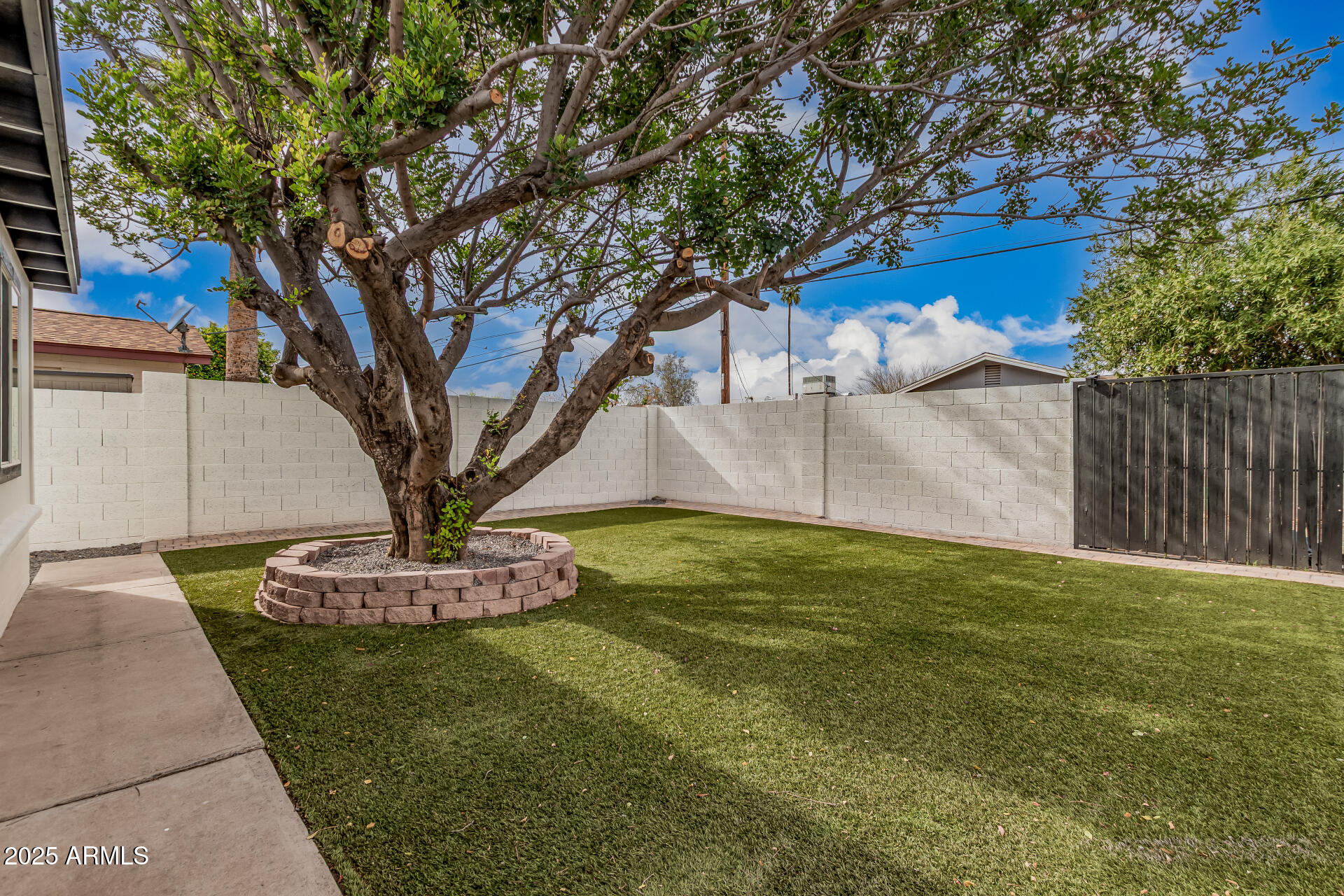 6926 E MORELAND Street