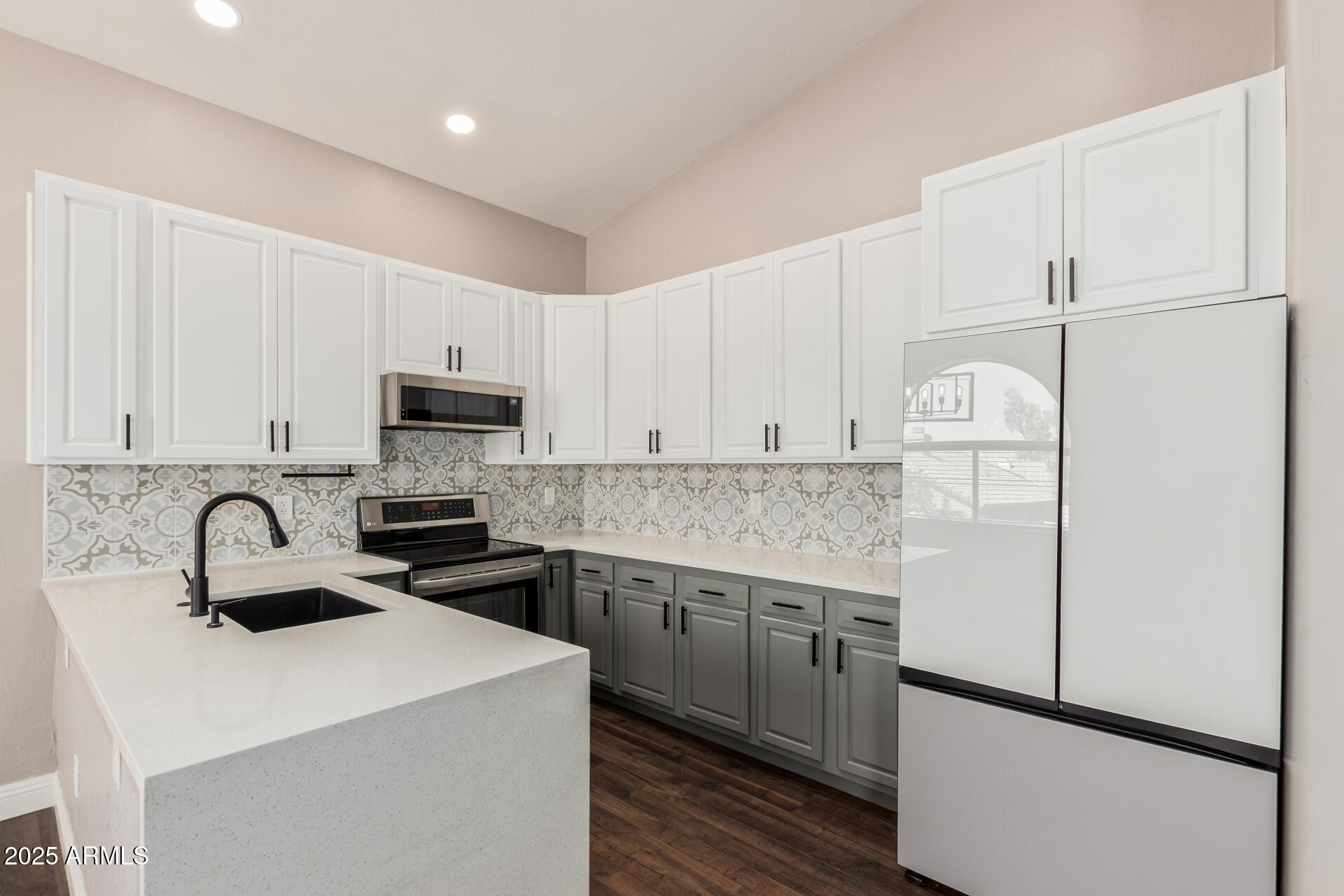 439 N COBBLESTONE Street